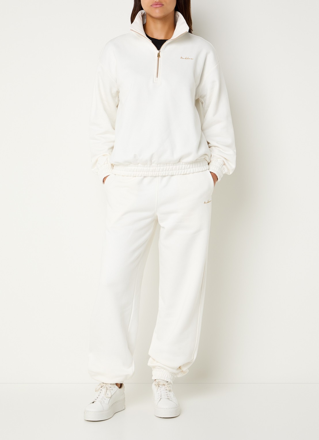 NIKKIE Avaleigh sweater met halve rits en logo - voorkant 2 creme