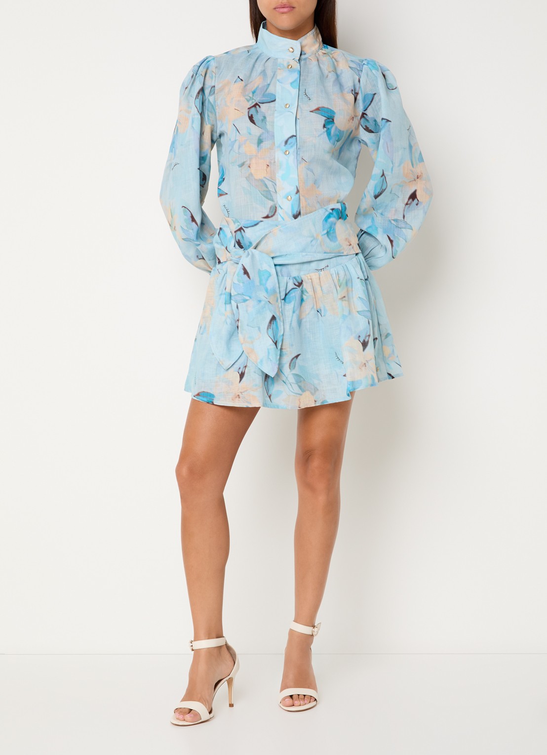 NIKKIE Avalon midi plooirok met bloemenprint en geknoopt detail - voorkant 3 lichtblauw