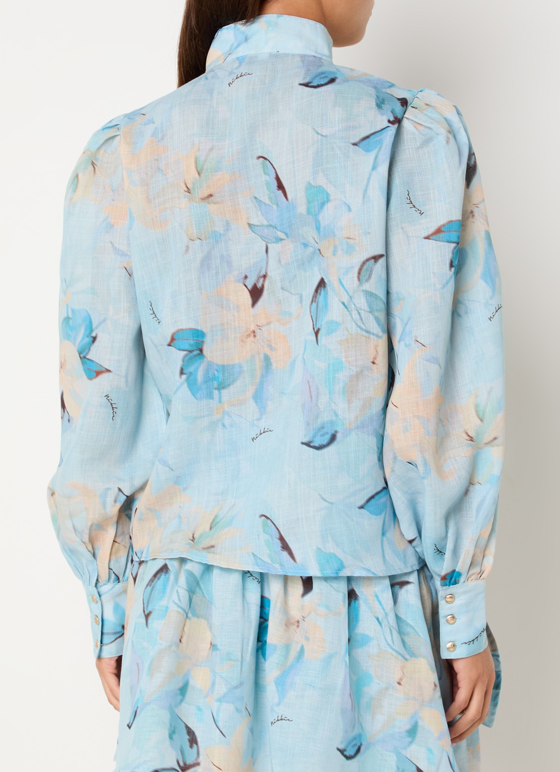 NIKKIE Avalon semi-transparante blouse met bloemprint  - achterkant lichtblauw