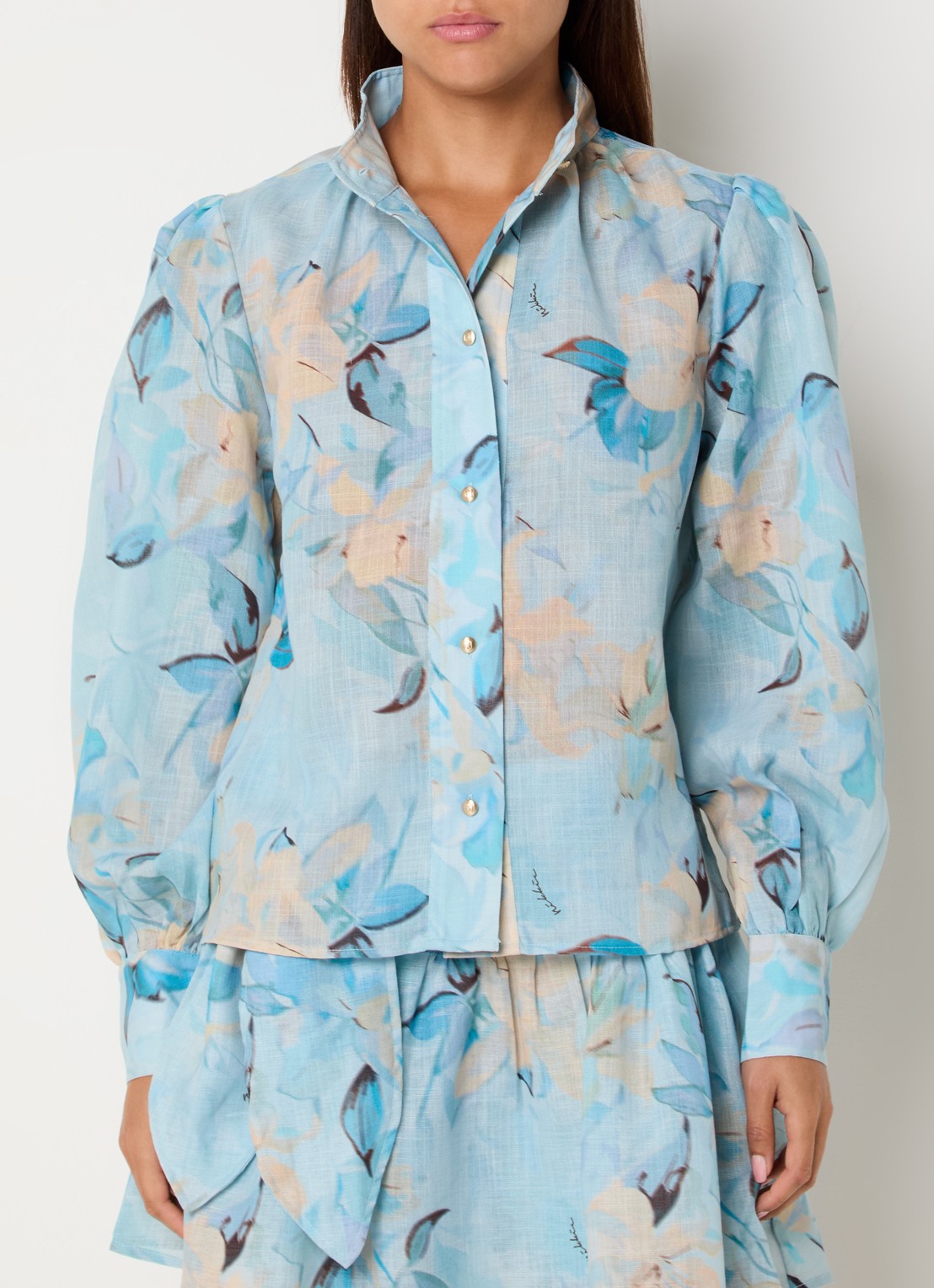 NIKKIE Avalon semi-transparante blouse met bloemprint  - detail 2 lichtblauw
