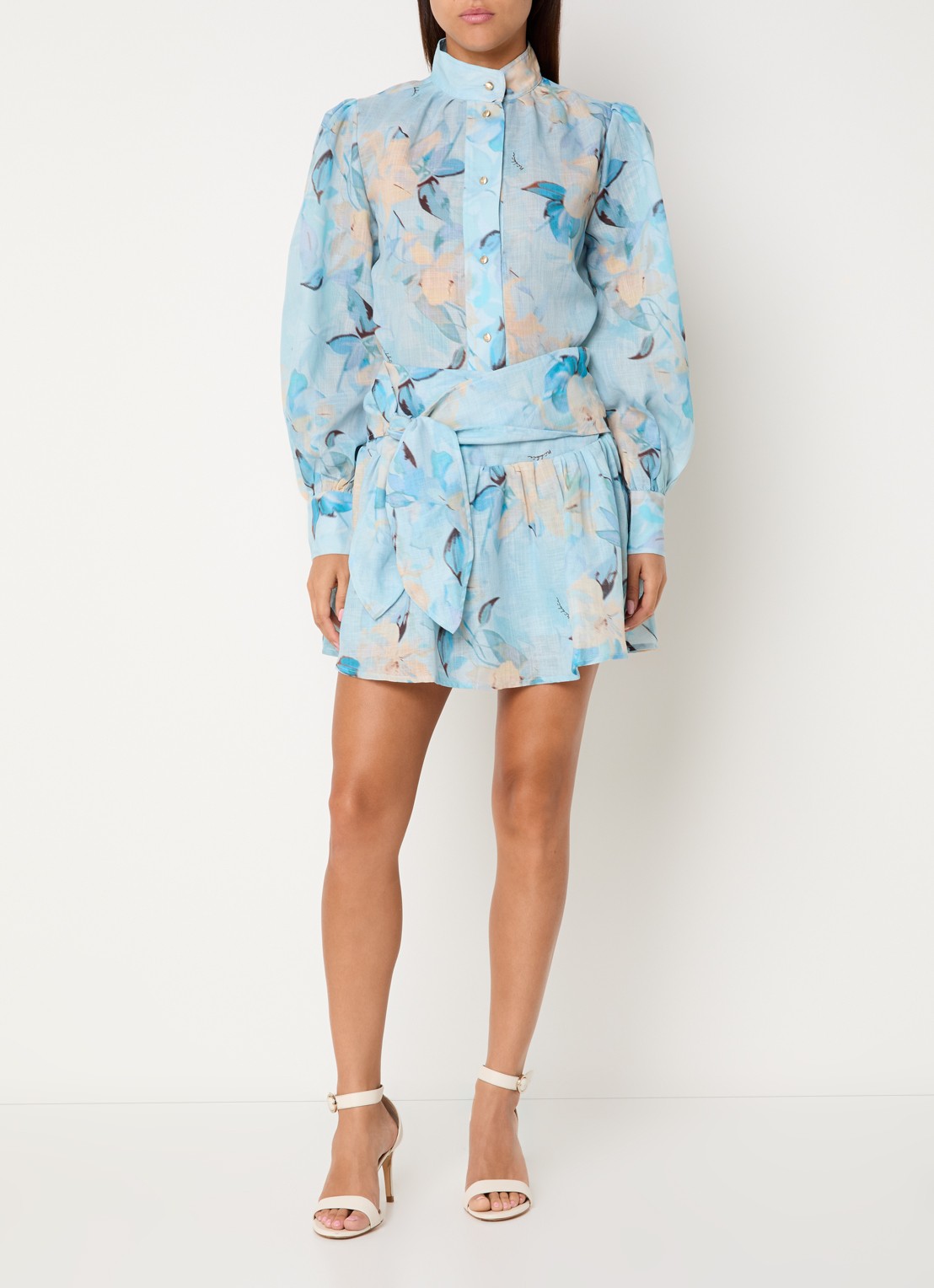 NIKKIE Avalon semi-transparante blouse met bloemprint  - voorkant 4 lichtblauw