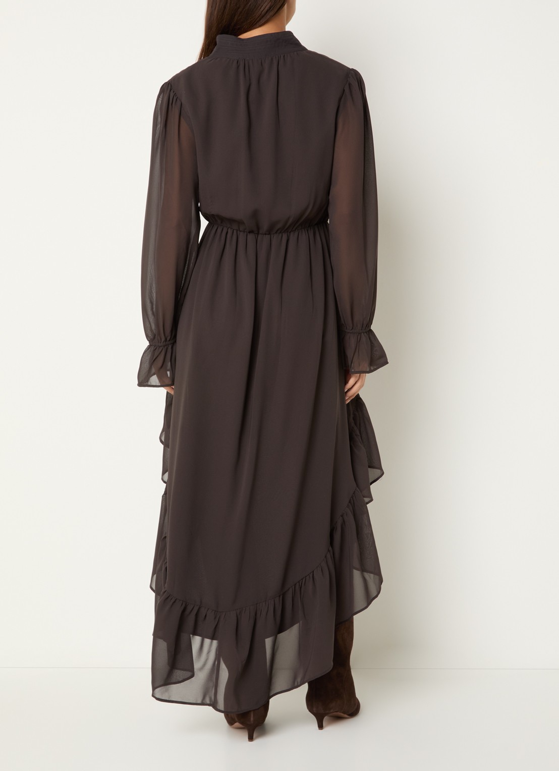 NIKKIE Aylin mini blousejurk met volant en v-hals  - achterkant 3 chocoladebruin