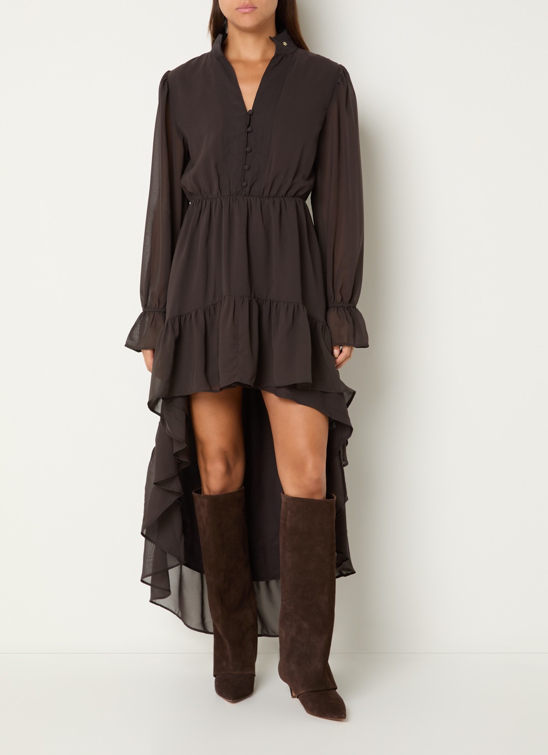 NIKKIE Aylin mini blousejurk met volant en v-hals  - detail 4 chocoladebruin