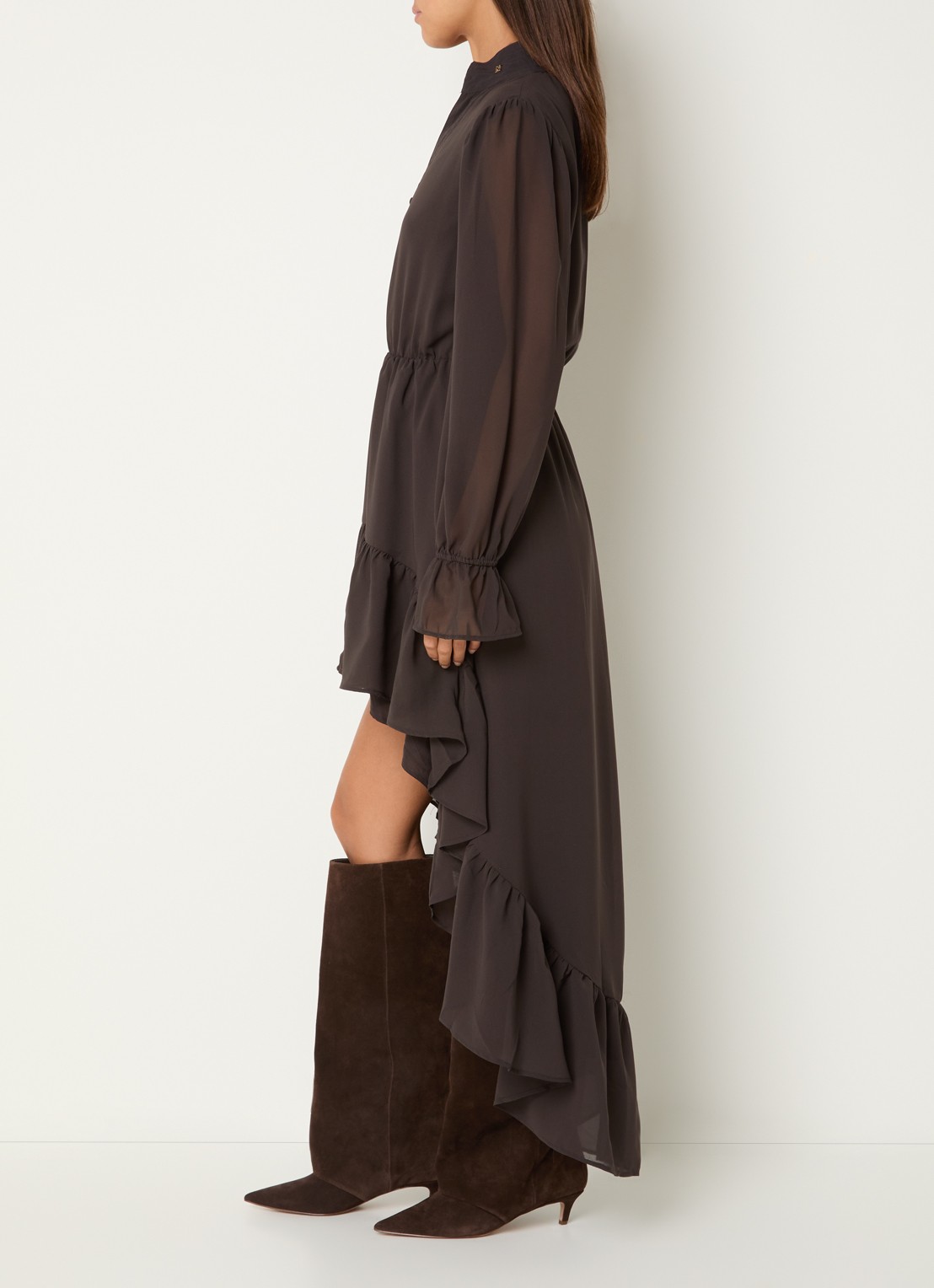 NIKKIE Aylin mini blousejurk met volant en v-hals  - voorkant 2 chocoladebruin
