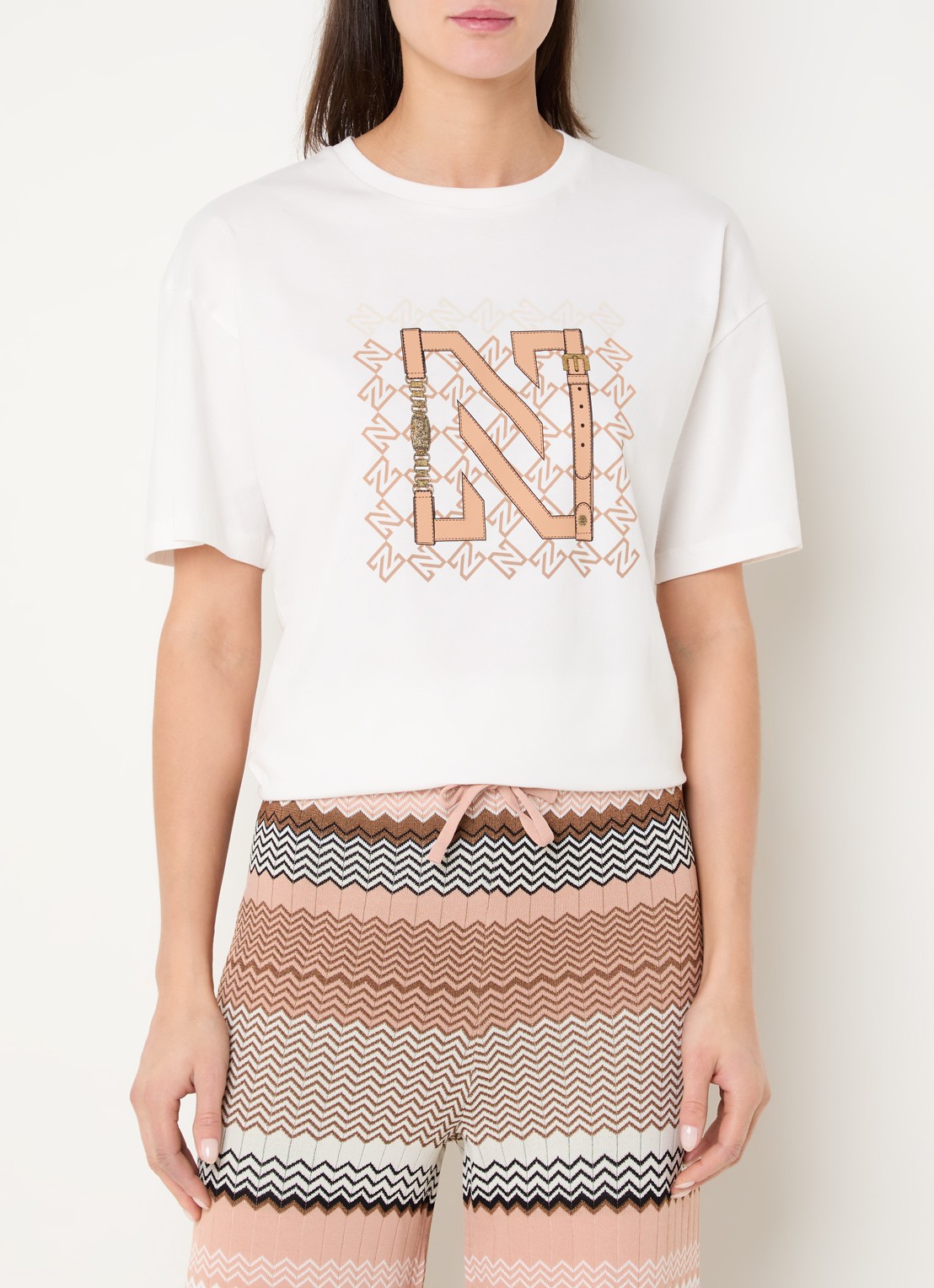 NIKKIE Chain T-shirt met print - detail 4 perzikroze