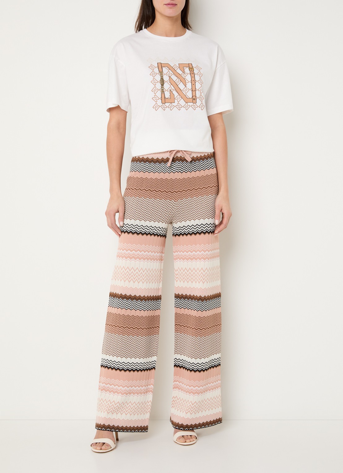 NIKKIE Chain T-shirt met print - voorkant 3 perzikroze
