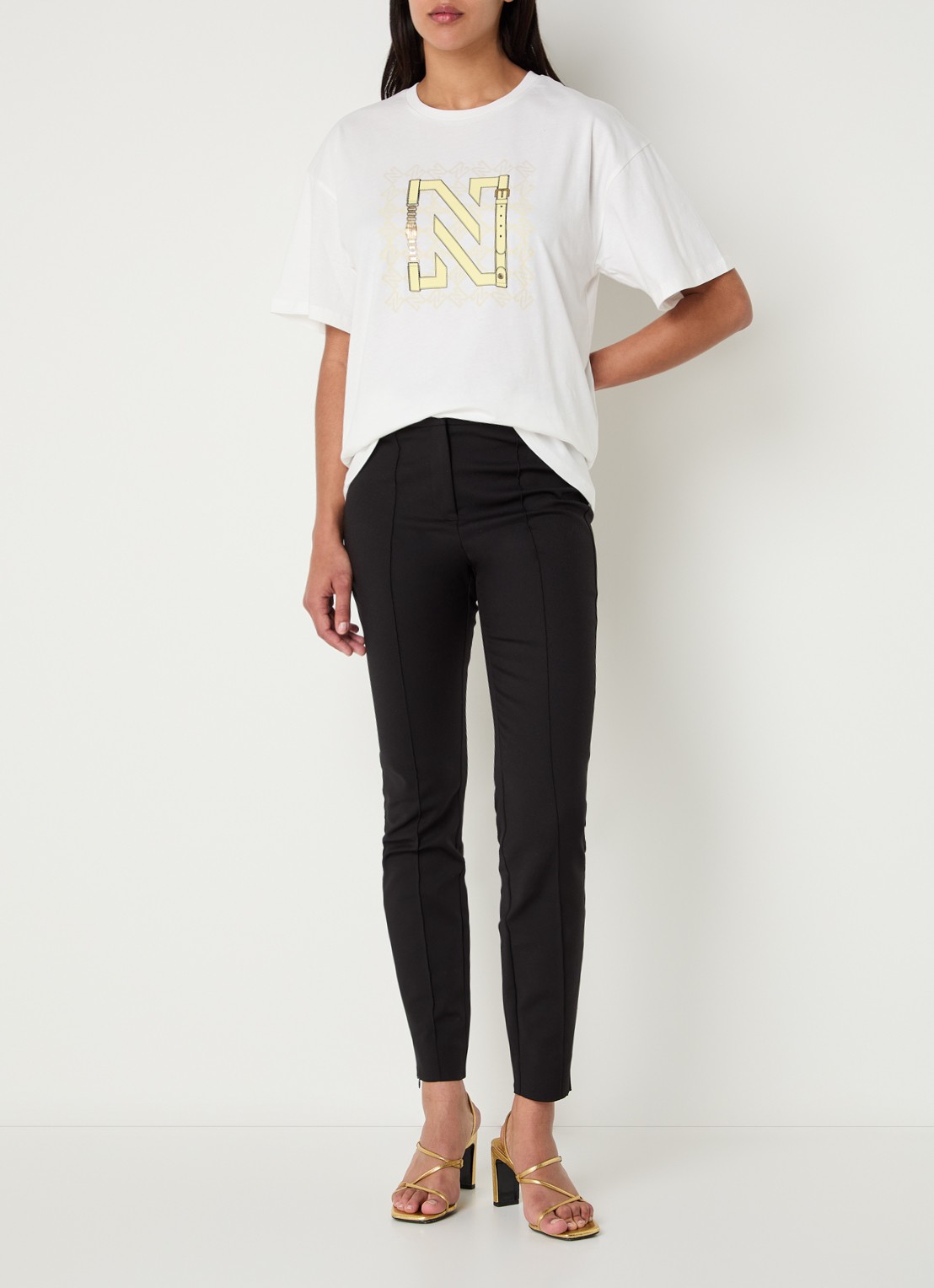 NIKKIE Chain T-shirt met print - voorkant 3 geel