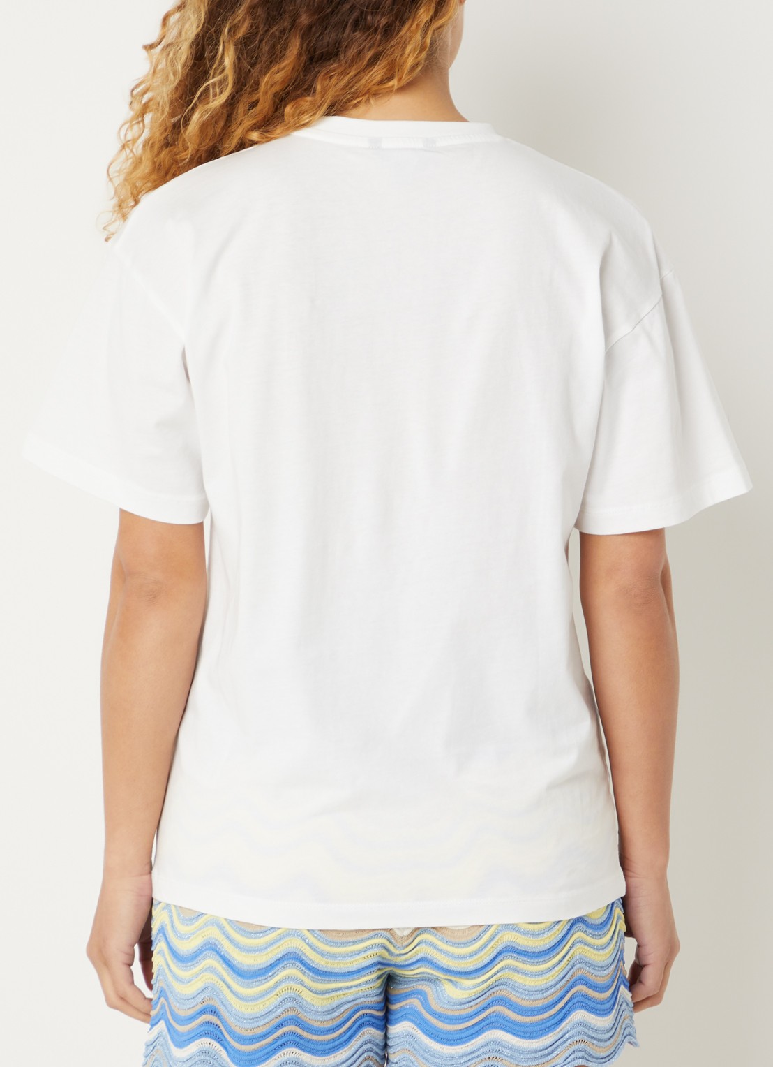 NIKKIE Ciao Bella T-shirt met print - achterkant wit