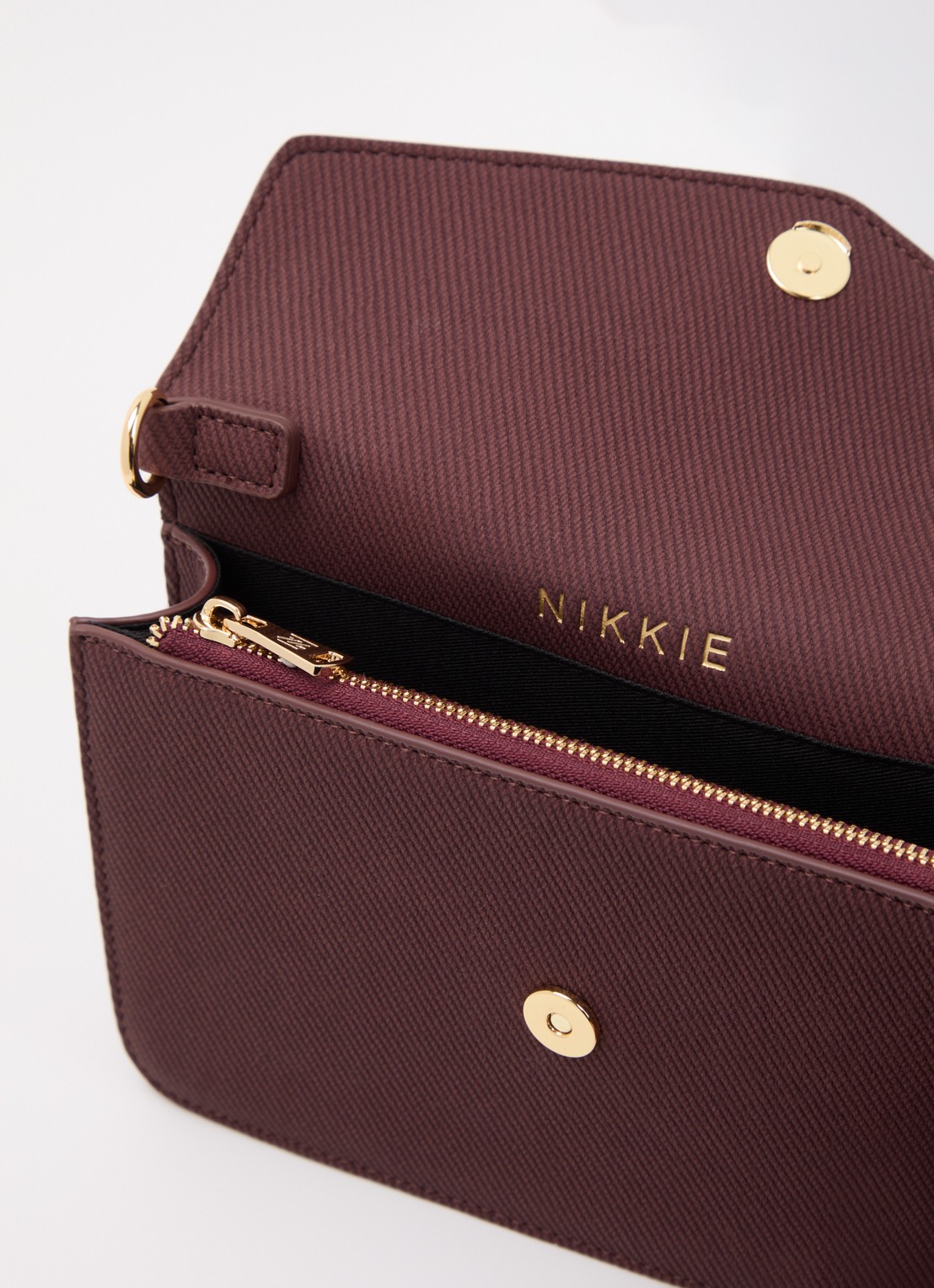 NIKKIE Daxing clutch met logo en afneembare schouderriem - detail 3 bordeauxrood