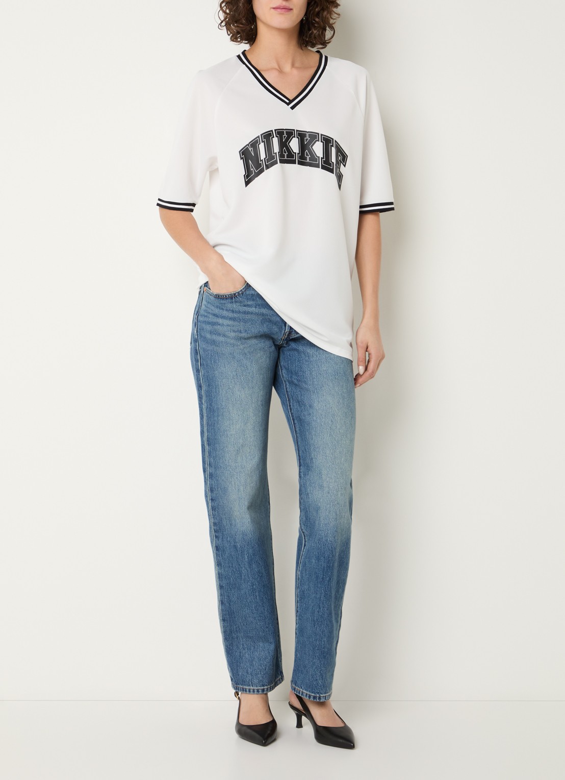 NIKKIE Football T-shirt met logoprint - voorkant 4 wit