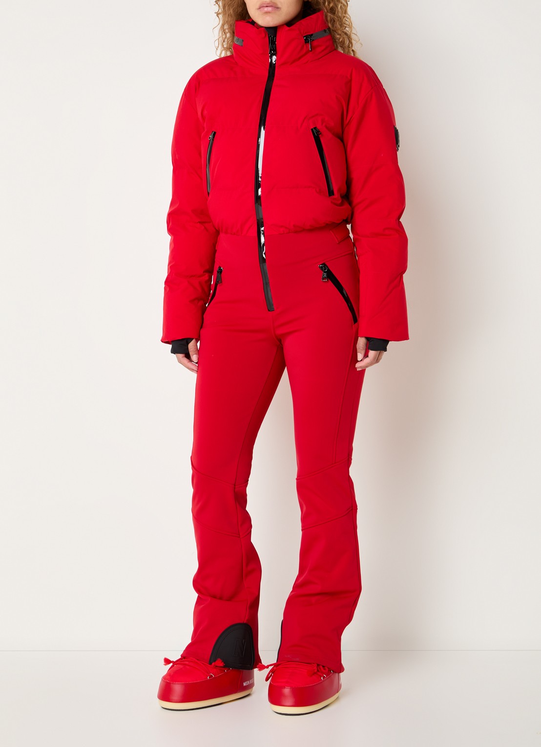 NIKKIE Gemma flared fit skipak met opbergbare capuchon en ritszakken - detail 4 rood