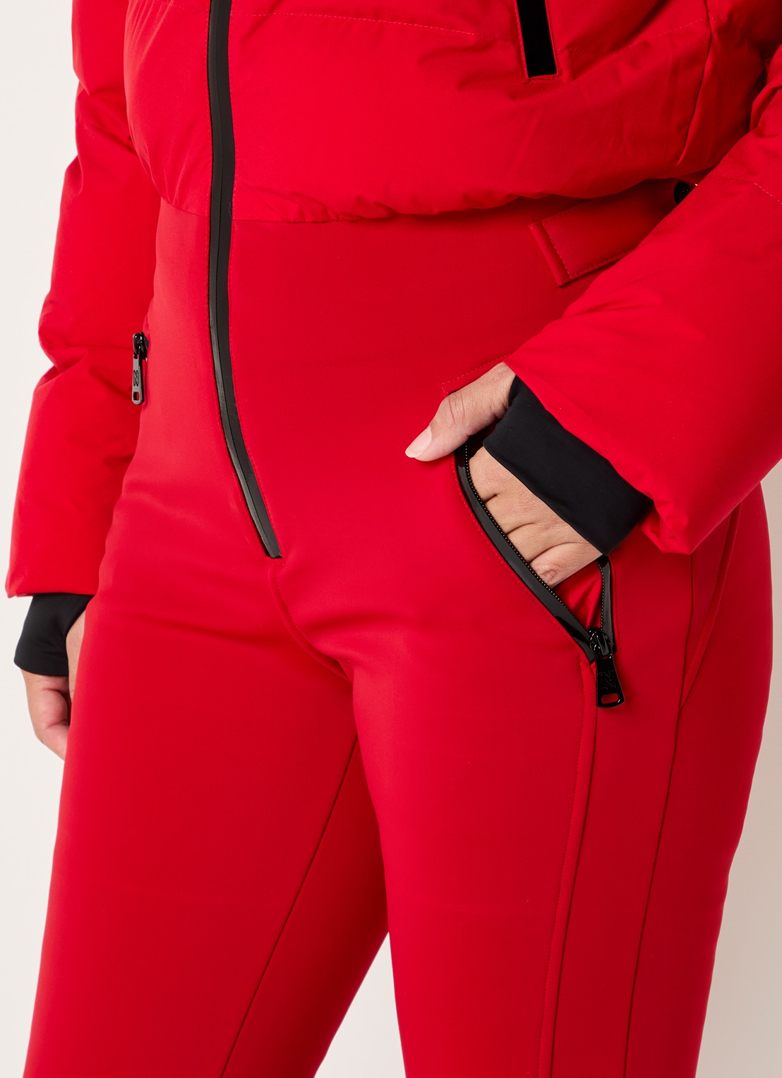 NIKKIE Gemma flared fit skipak met opbergbare capuchon en ritszakken - detail 6 rood