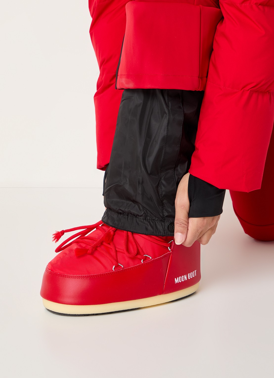 NIKKIE Gemma flared fit skipak met opbergbare capuchon en ritszakken - detail 7 rood