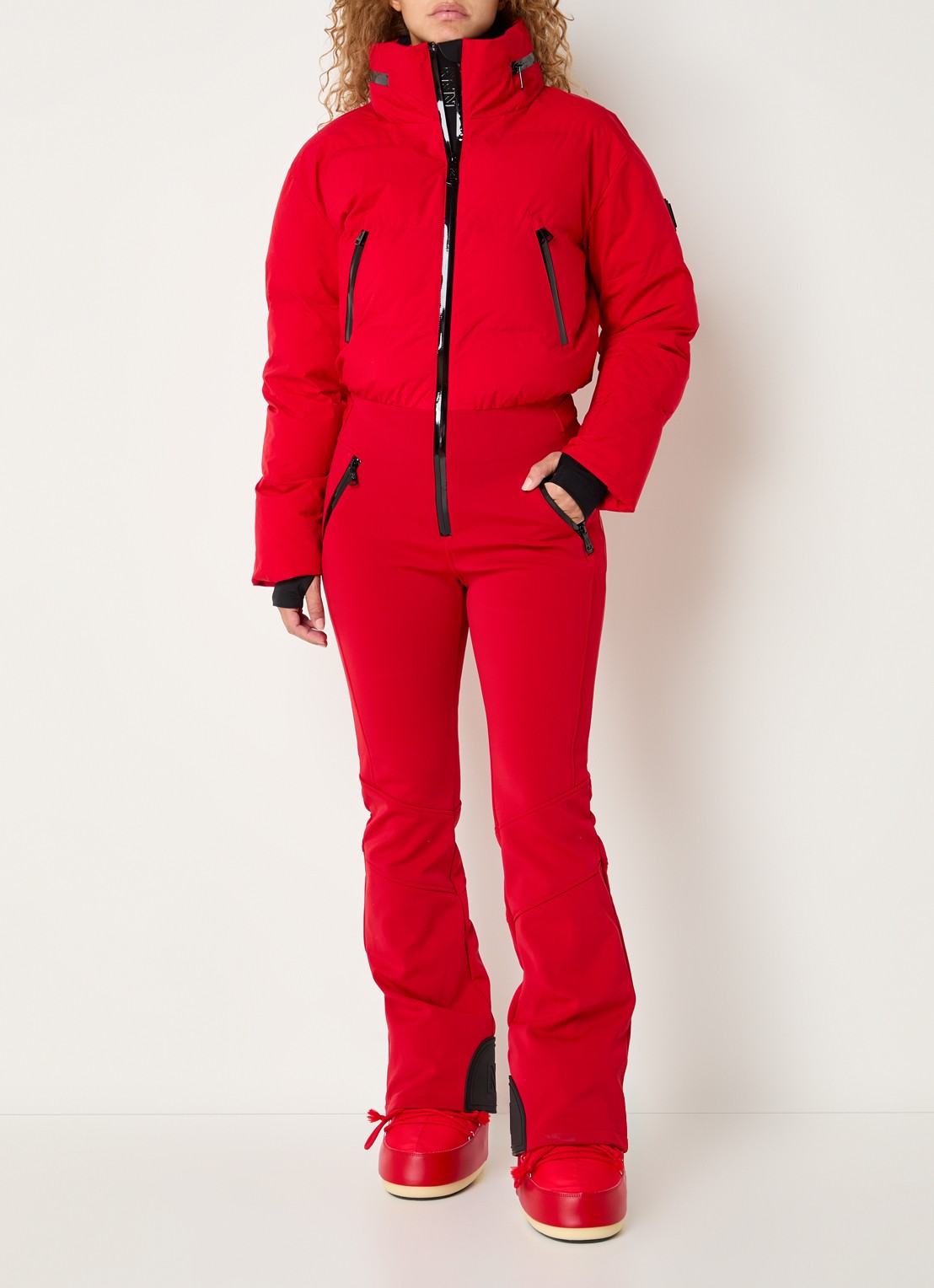 NIKKIE Gemma flared fit skipak met opbergbare capuchon en ritszakken - voorkant 3 rood