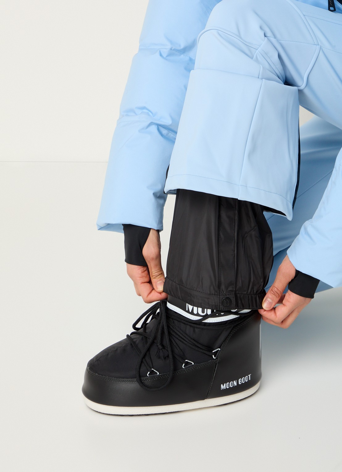 NIKKIE Gemma flared fit skipak met opbergbare capuchon en ritszakken - detail 6 lichtblauw