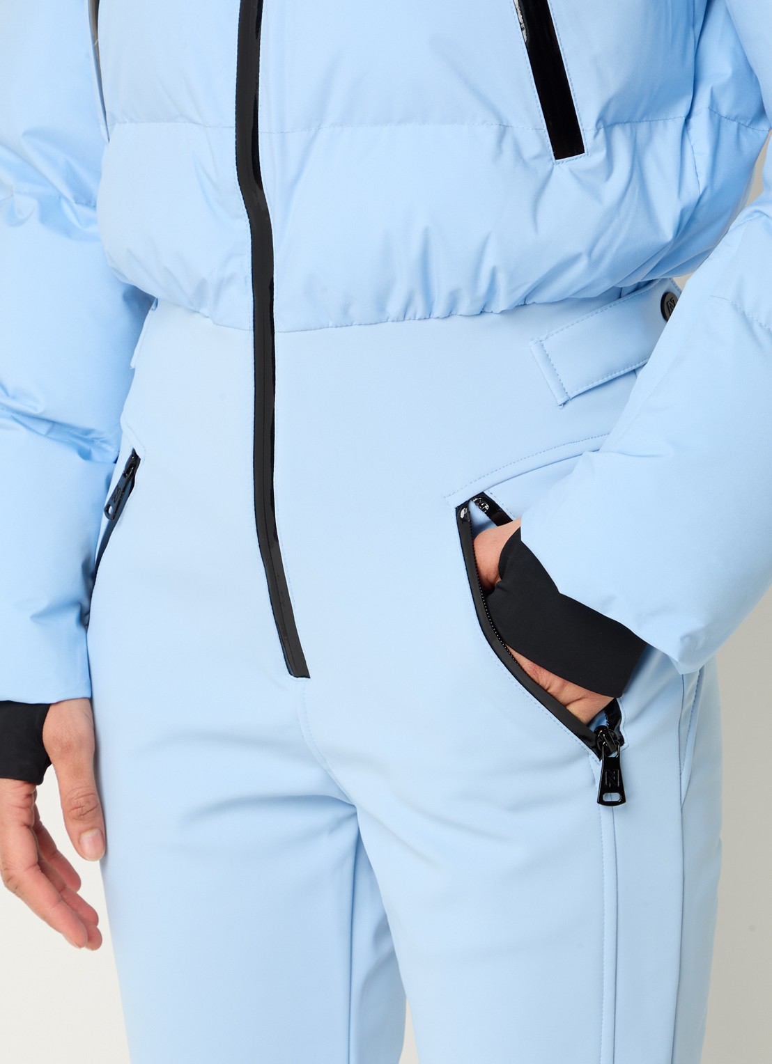 NIKKIE Gemma flared fit skipak met opbergbare capuchon en ritszakken - detail 7 lichtblauw