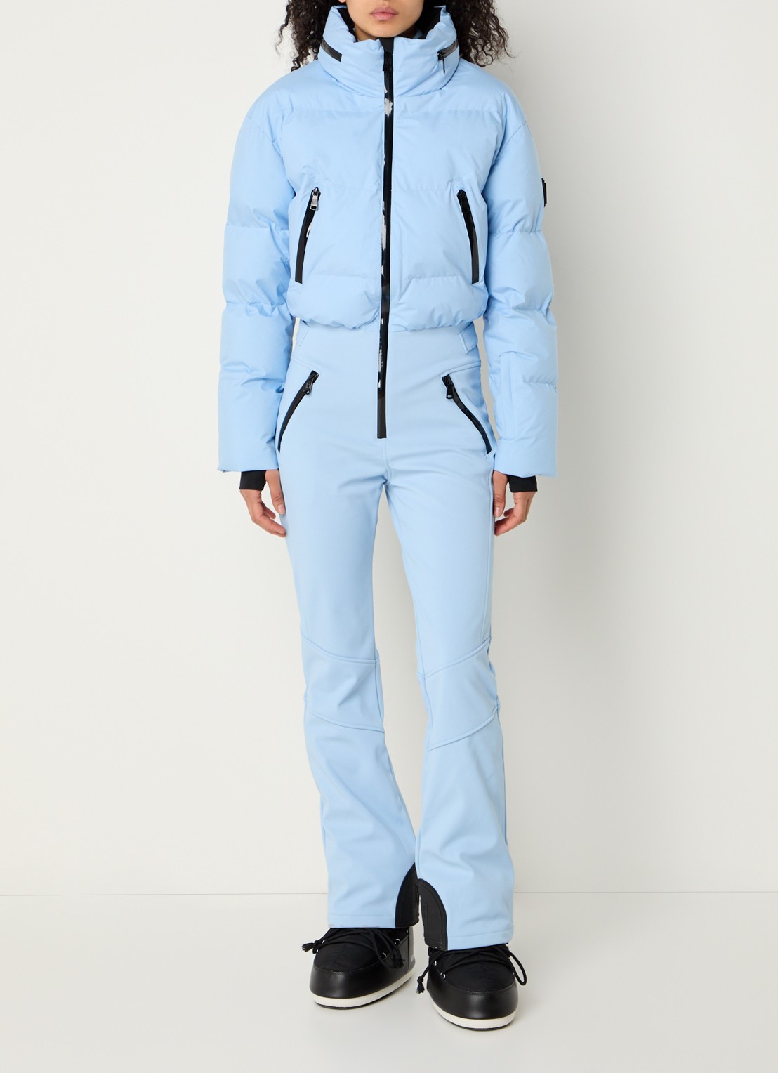 NIKKIE Gemma flared fit skipak met opbergbare capuchon en ritszakken - voorkant 3 lichtblauw
