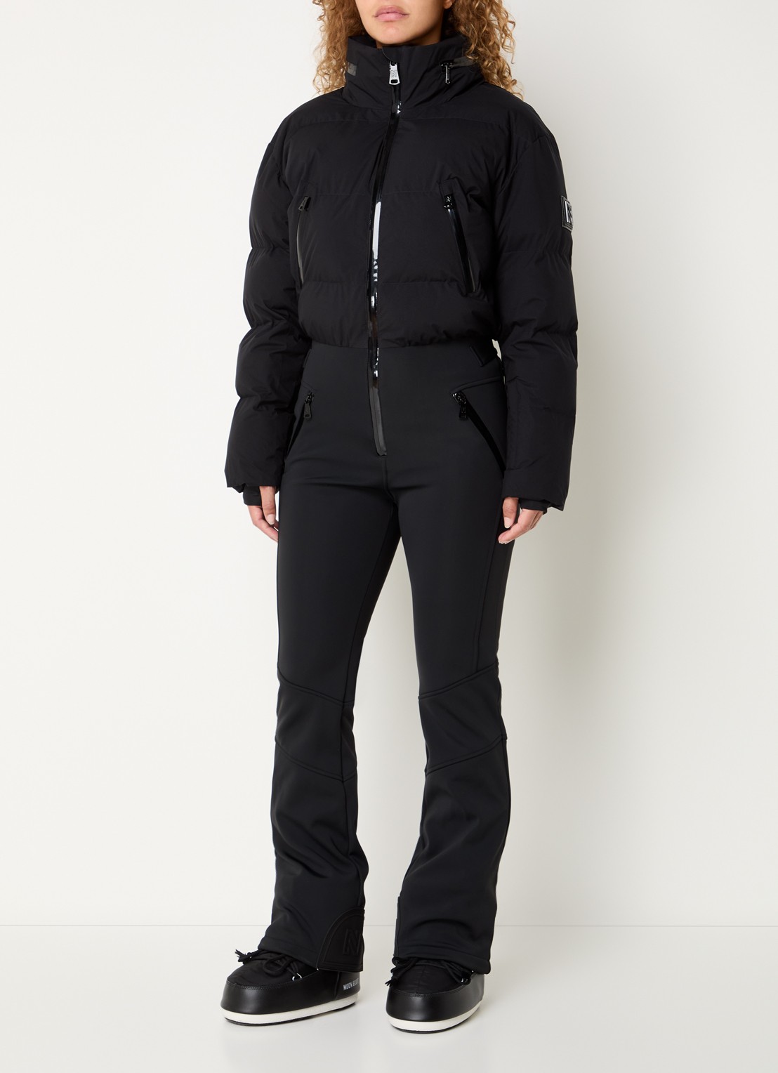 NIKKIE Gemma flared fit skipak met opbergbare capuchon en ritszakken - detail 2 zwart