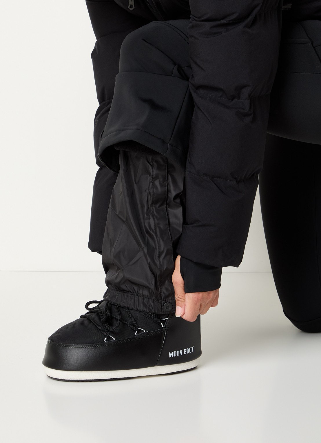 NIKKIE Gemma flared fit skipak met opbergbare capuchon en ritszakken - detail 5 zwart