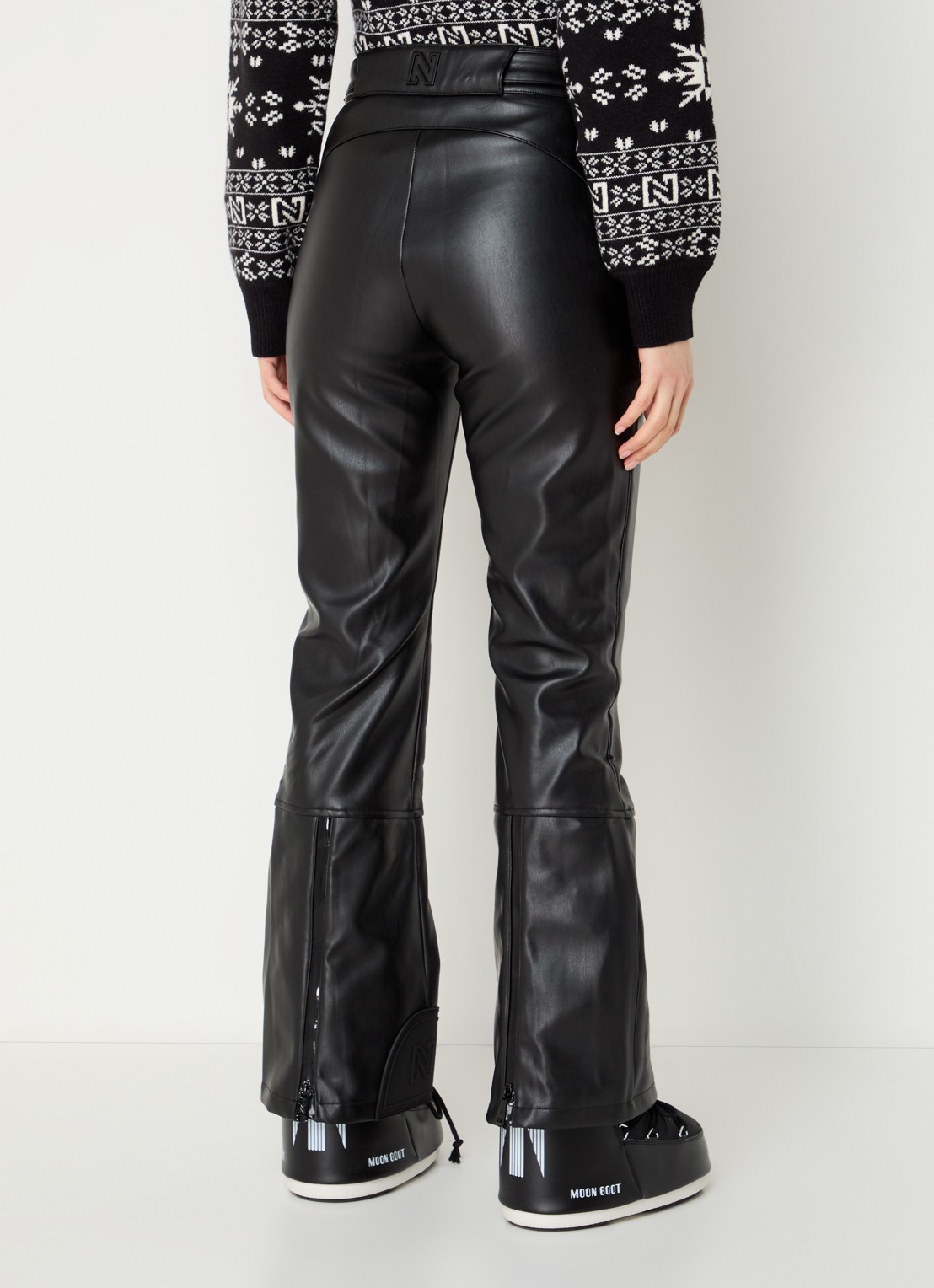 NIKKIE Giza high waist flared fit skibroek van imitatieleer met steekzakken - achterkant 7 zwart