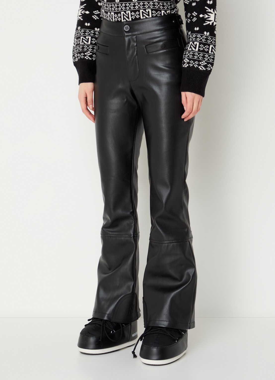 NIKKIE Giza high waist flared fit skibroek van imitatieleer met steekzakken - detail 3 zwart
