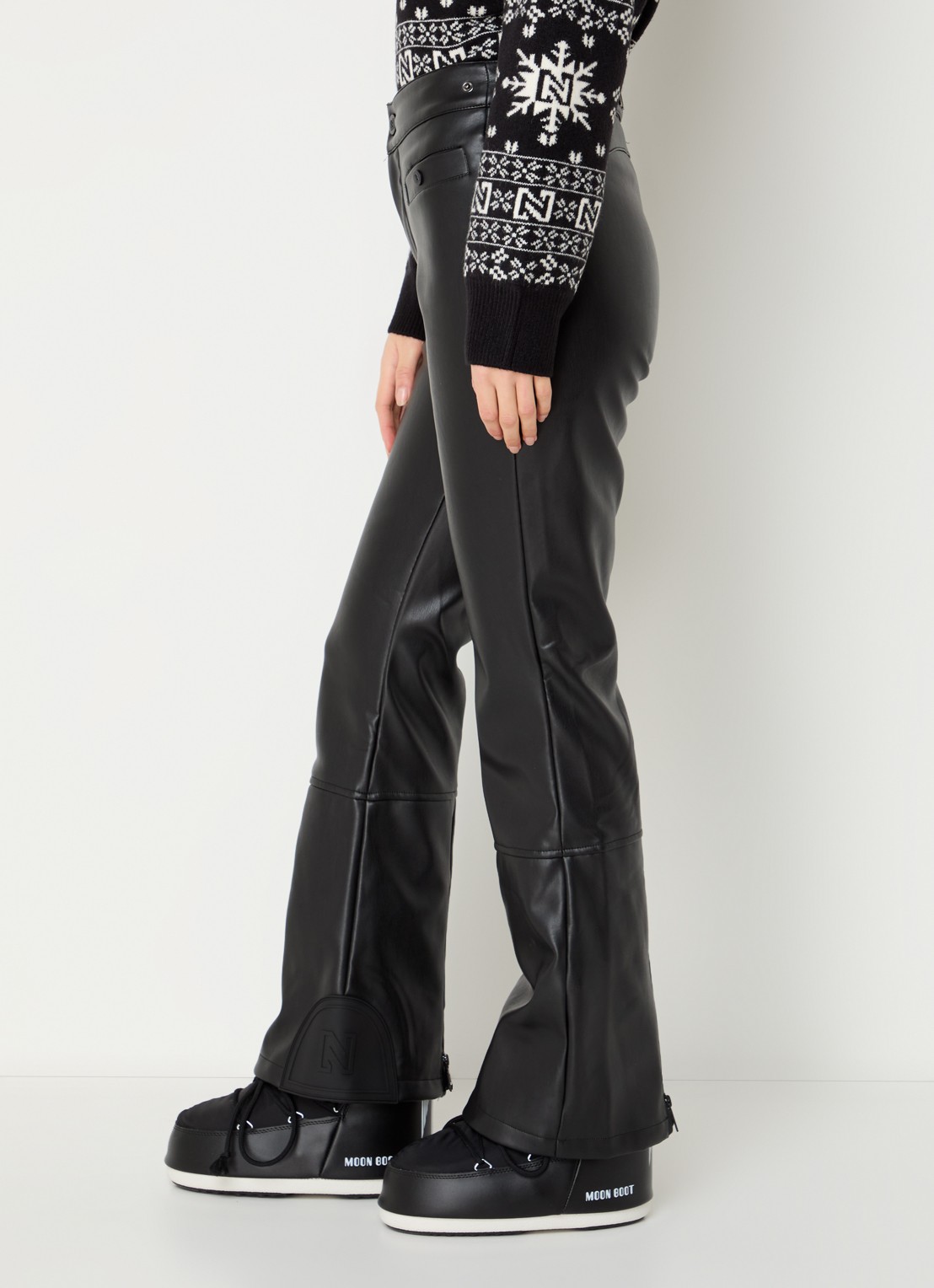 NIKKIE Giza high waist flared fit skibroek van imitatieleer met steekzakken - detail 4 zwart