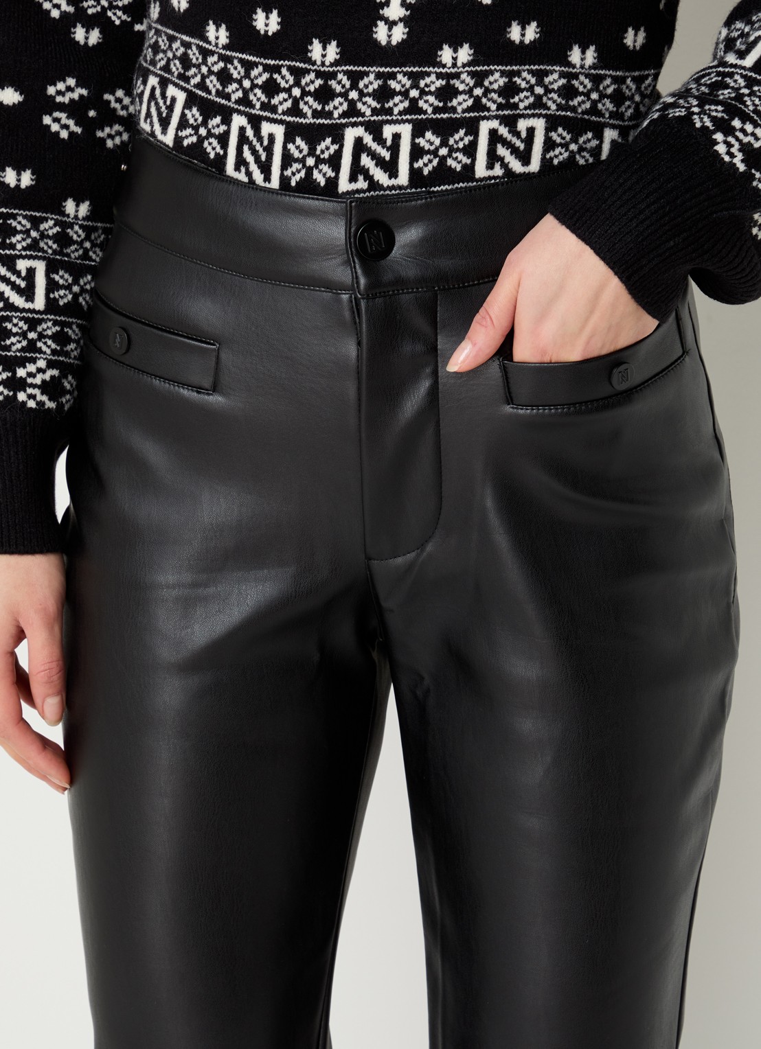 NIKKIE Giza high waist flared fit skibroek van imitatieleer met steekzakken - detail 5 zwart