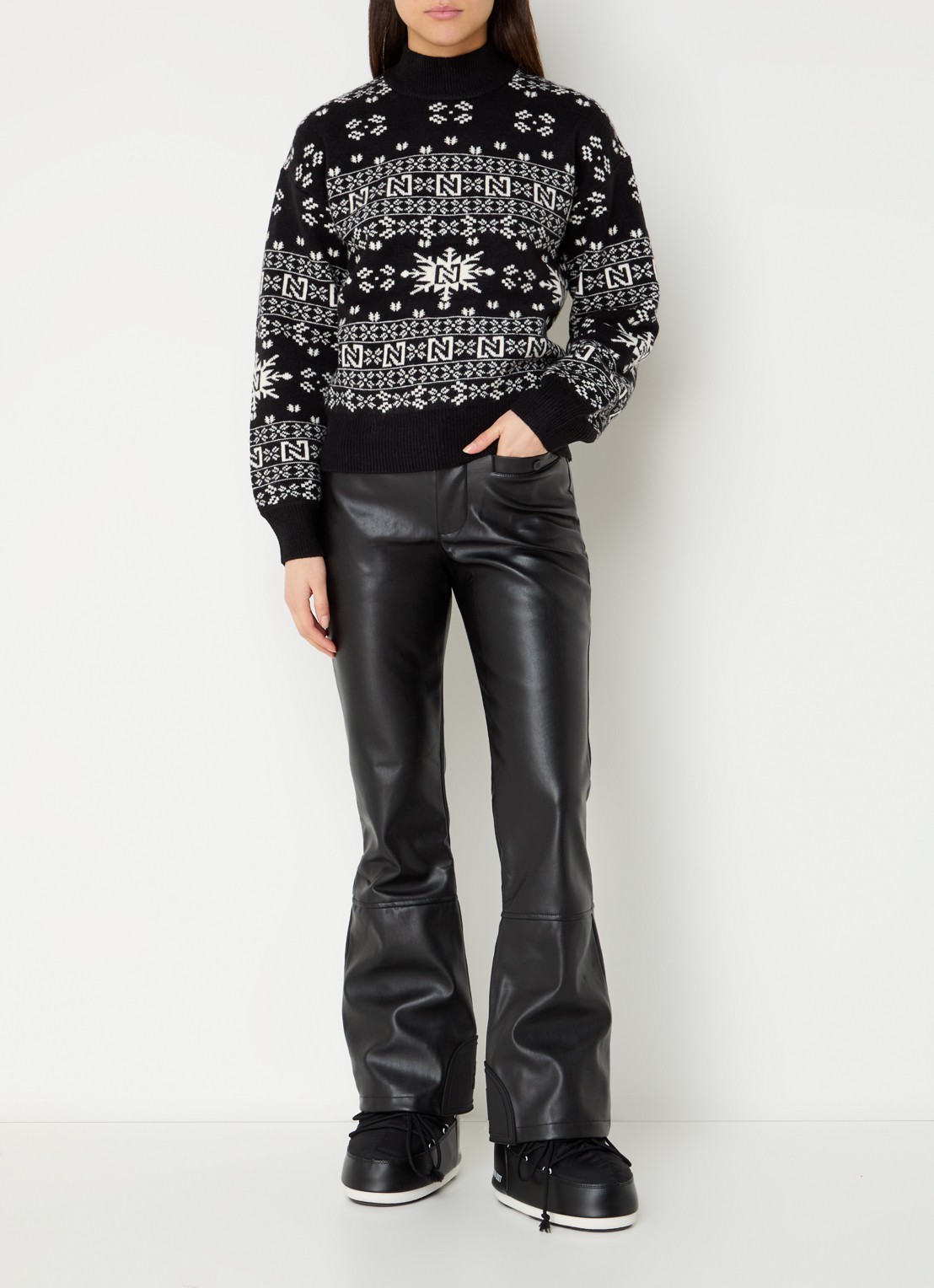 NIKKIE Giza high waist flared fit skibroek van imitatieleer met steekzakken - voorkant 2 zwart