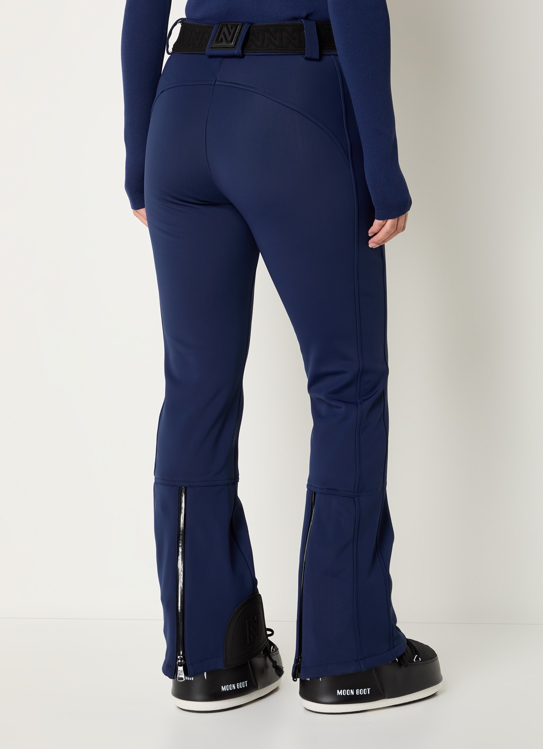 NIKKIE Grace high waist flared fit skibroek met ceintuur - achterkant donkerblauw