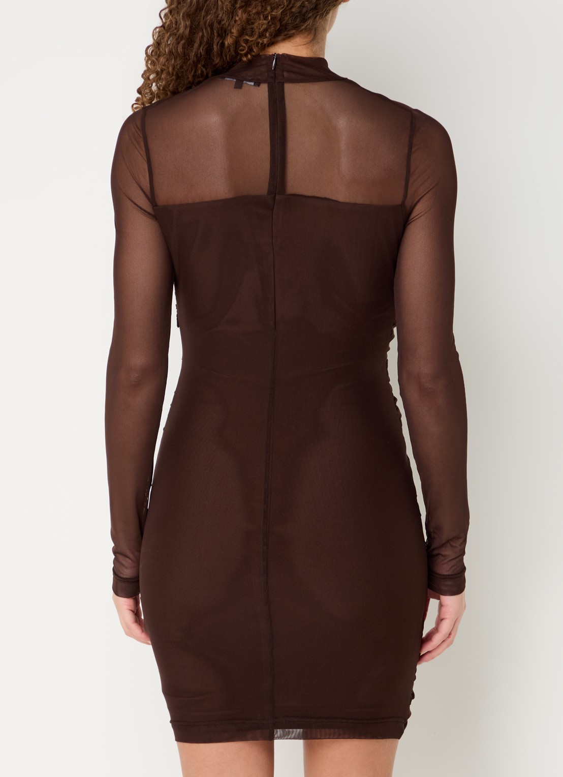 NIKKIE Huelva mini jurk van mesh met gedrapeerd detail - achterkant 3 donkerbruin