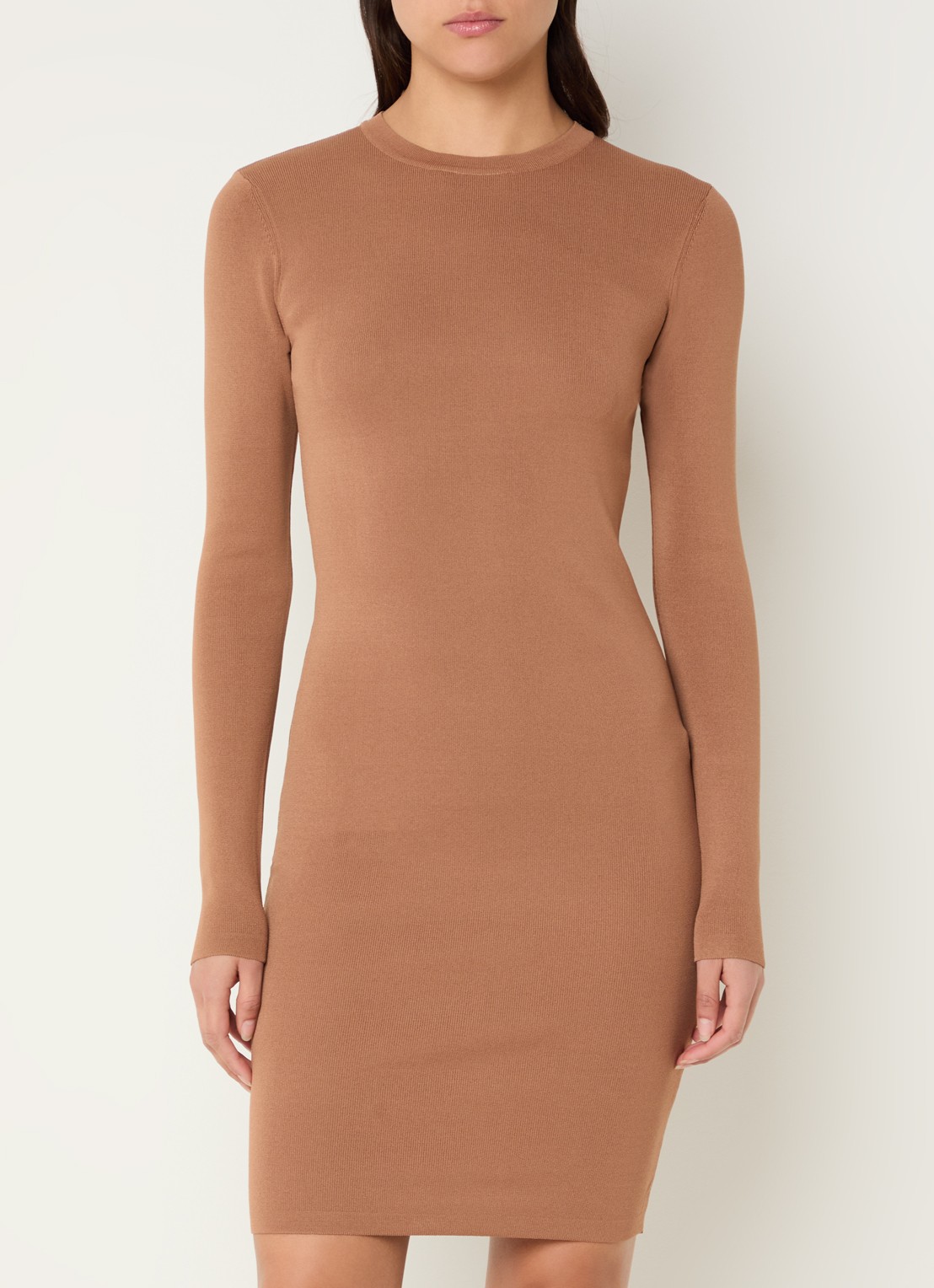 NIKKIE Jolie fijngebreide fitted midi jurk - detail camel