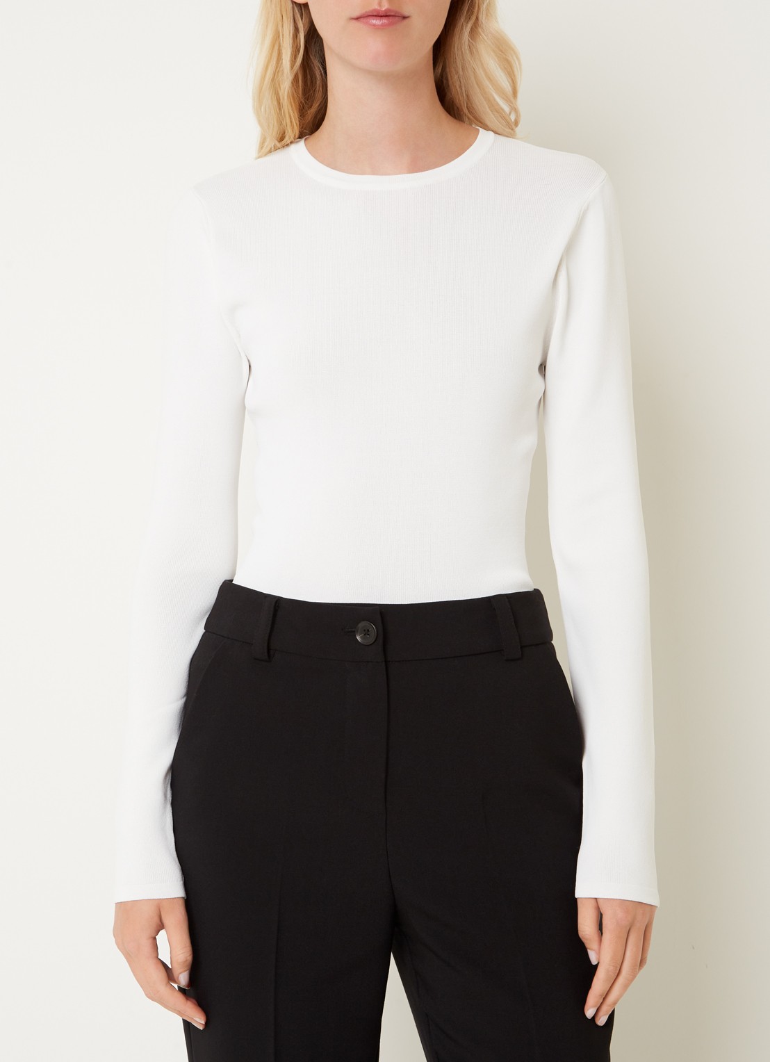 NIKKIE Jolie fijngebreide fitted top  - detail ivoor