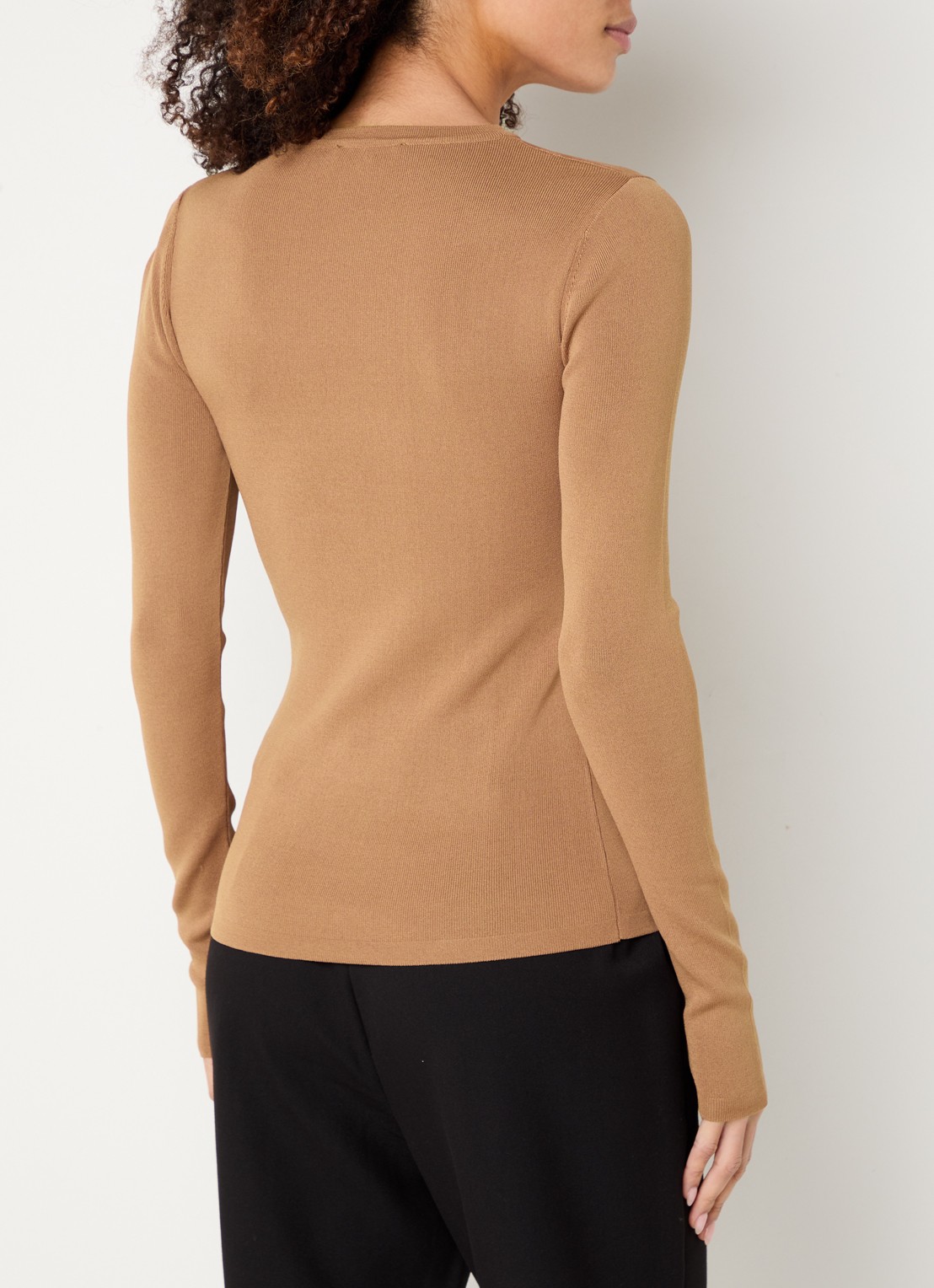 NIKKIE Jolie fijngebreide fitted top  - achterkant 3 camel