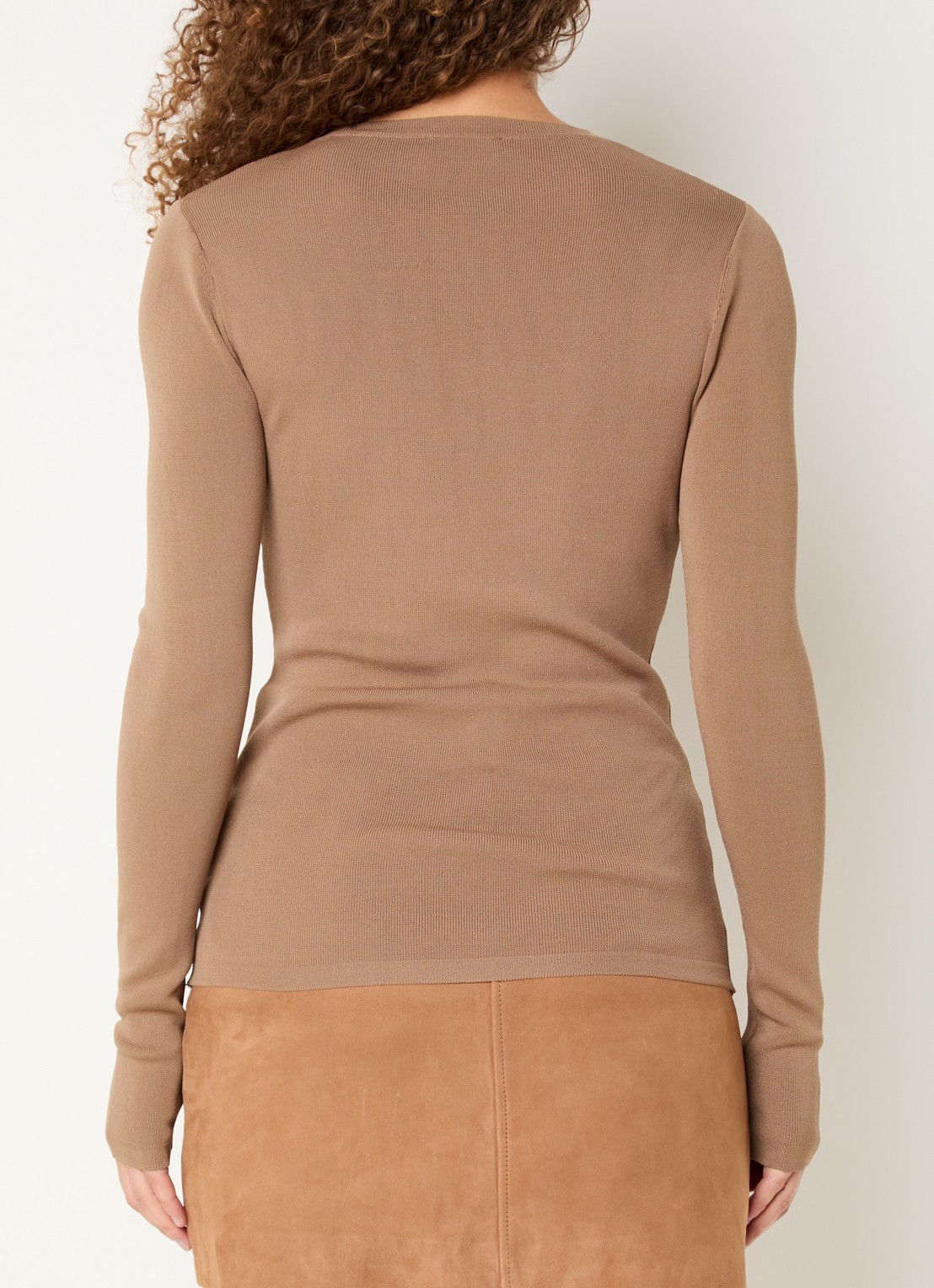 NIKKIE Jolie fijngebreide longsleeve met stretch - achterkant lichtbruin