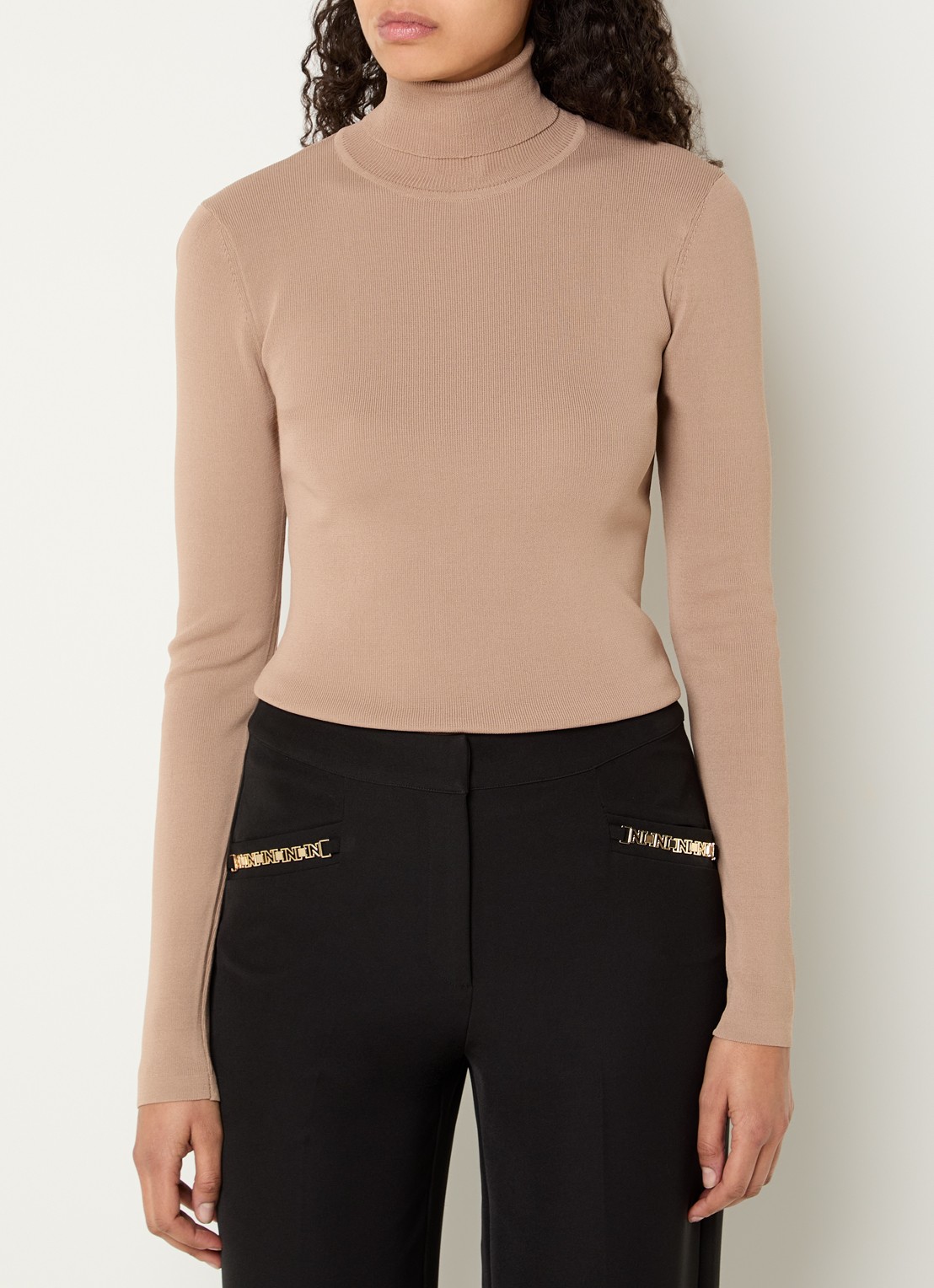 NIKKIE Jolie fijngebreide top met col - detail beige