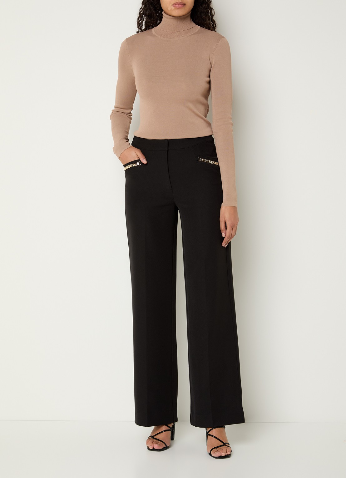 NIKKIE Jolie fijngebreide top met col - voorkant 4 beige