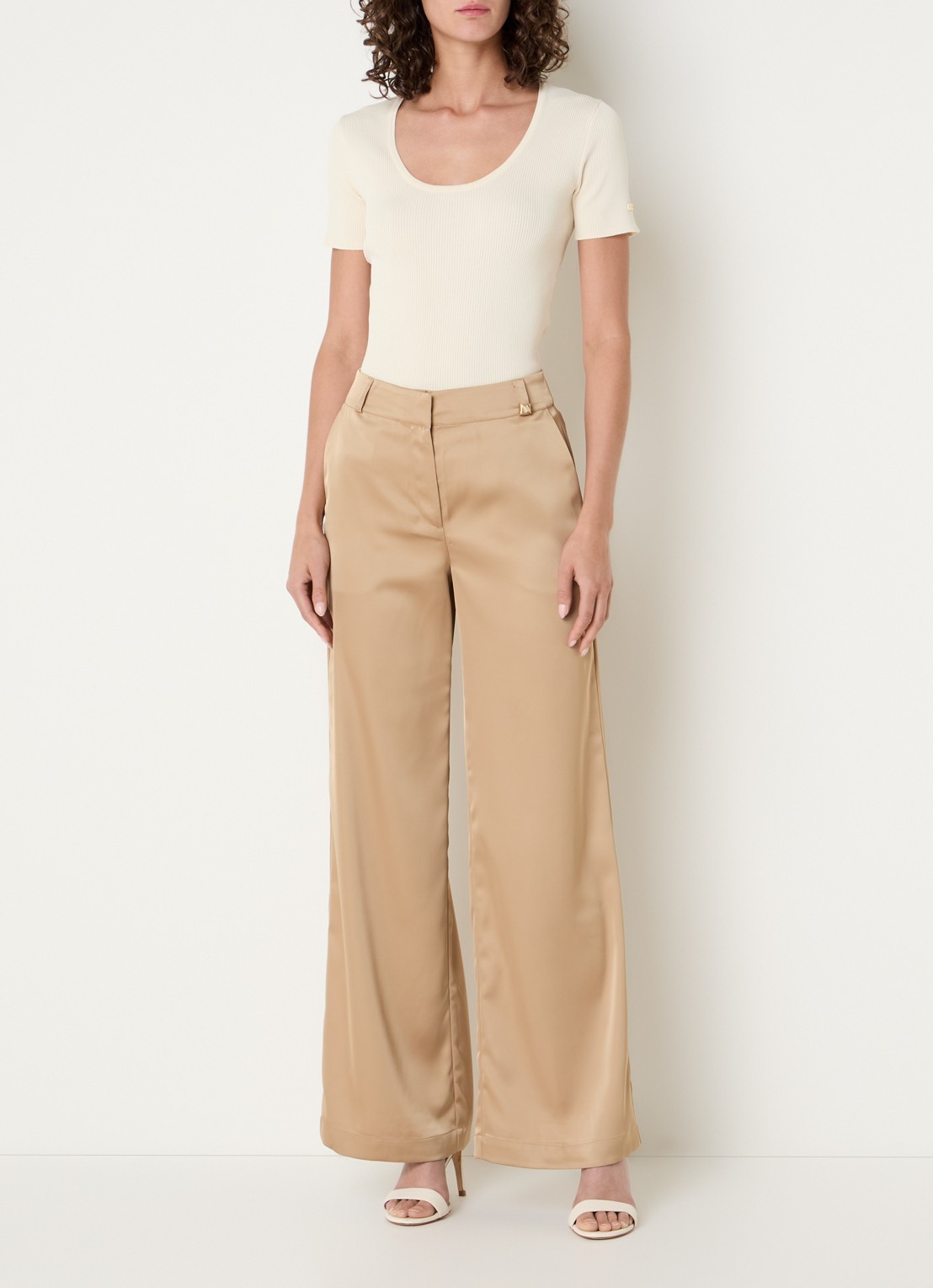 NIKKIE Jolie T-shirt met ronde hals - voorkant 4 creme