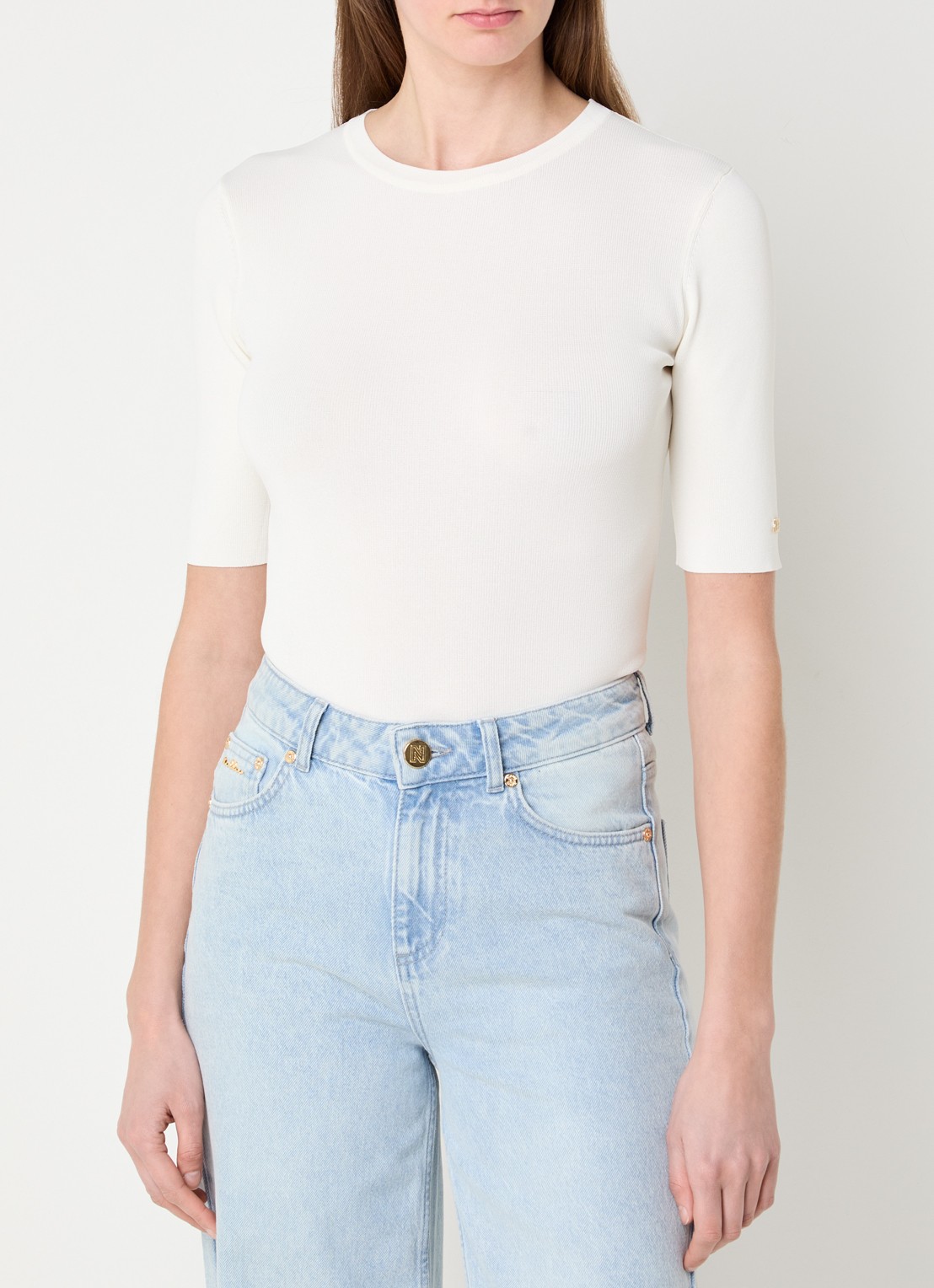 NIKKIE Jolie top met ronde hals - detail 4 gebroken wit