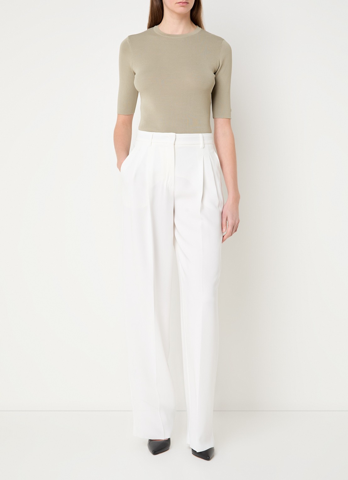 NIKKIE Jolie top met ronde hals - voorkant 4 khaki