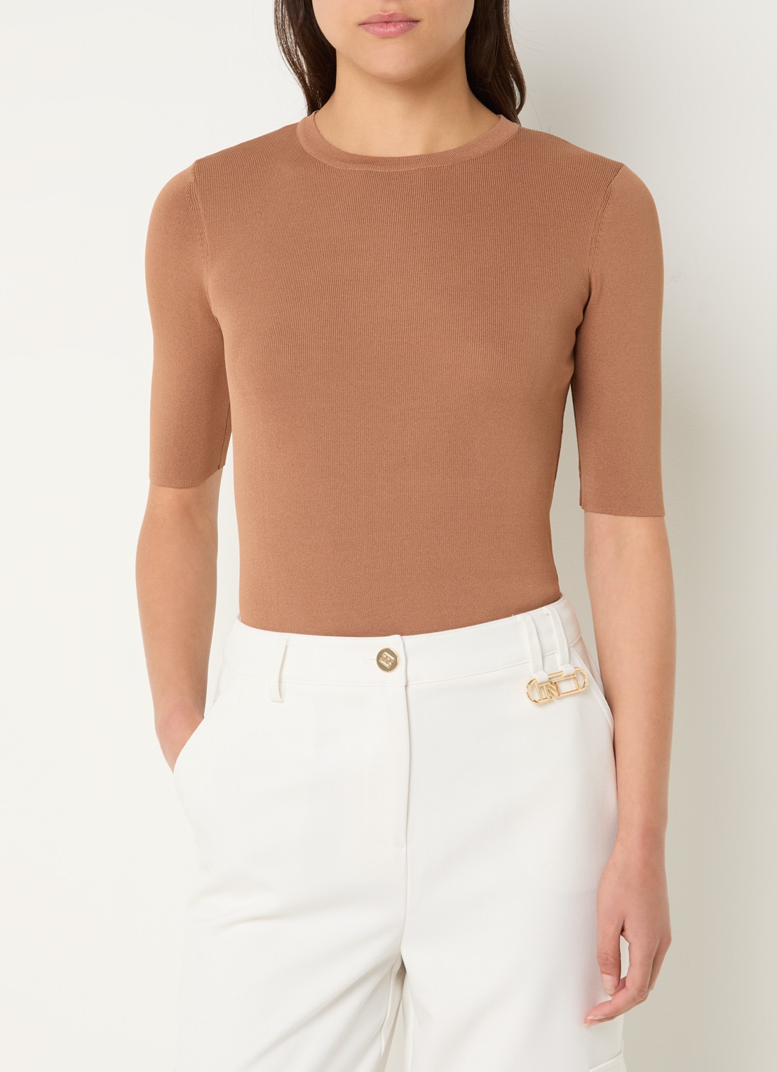 NIKKIE Jolie top van stretchjersey met korte mouw - detail cognac