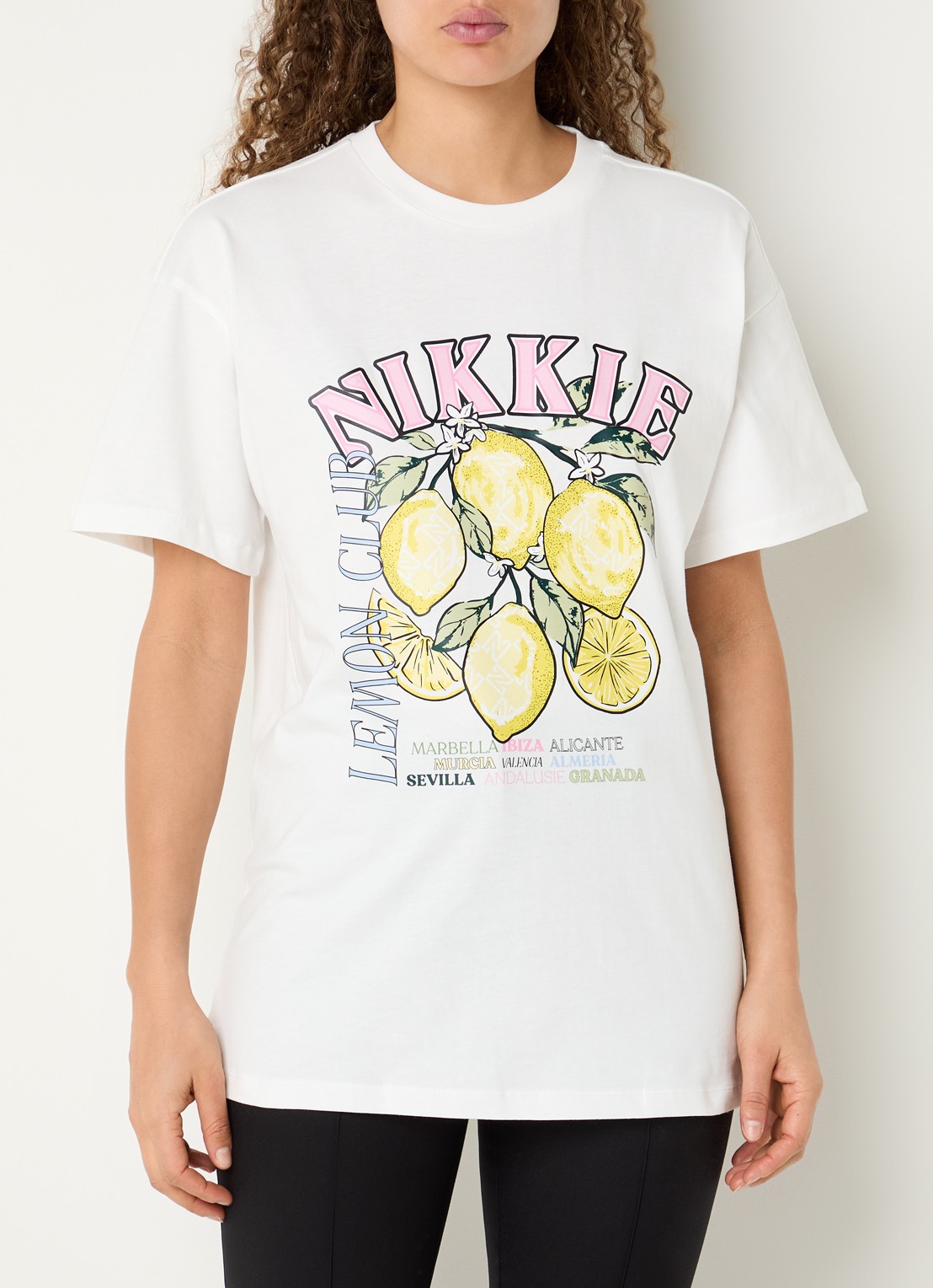 NIKKIE Lemon T-shirt met logo en print - detail wit