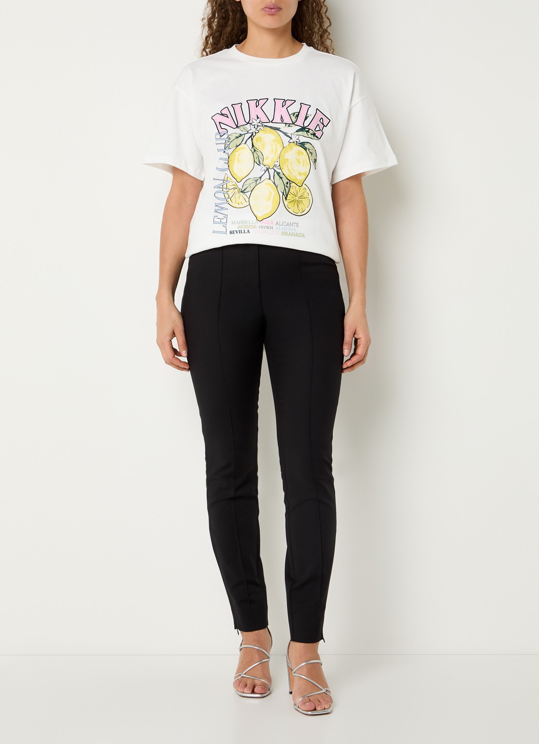 NIKKIE Lemon T-shirt met logo en print - voorkant 4 wit