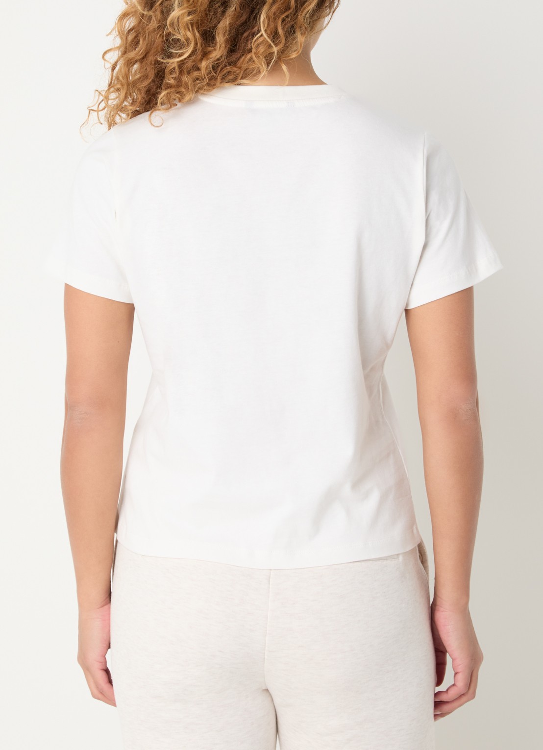 NIKKIE Logo Ring T-shirt met ronde hals - achterkant gebroken wit