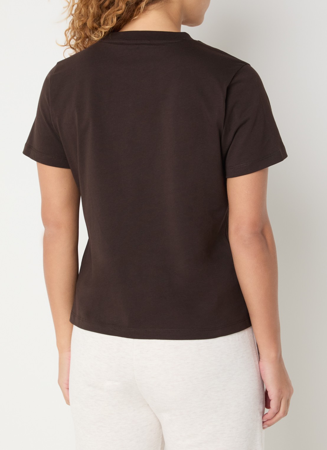 NIKKIE Logo Ring T-shirt met ronde hals - achterkant 3 bruin