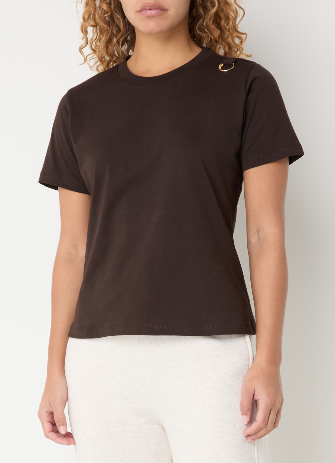 NIKKIE Logo Ring T-shirt met ronde hals - detail 4 bruin