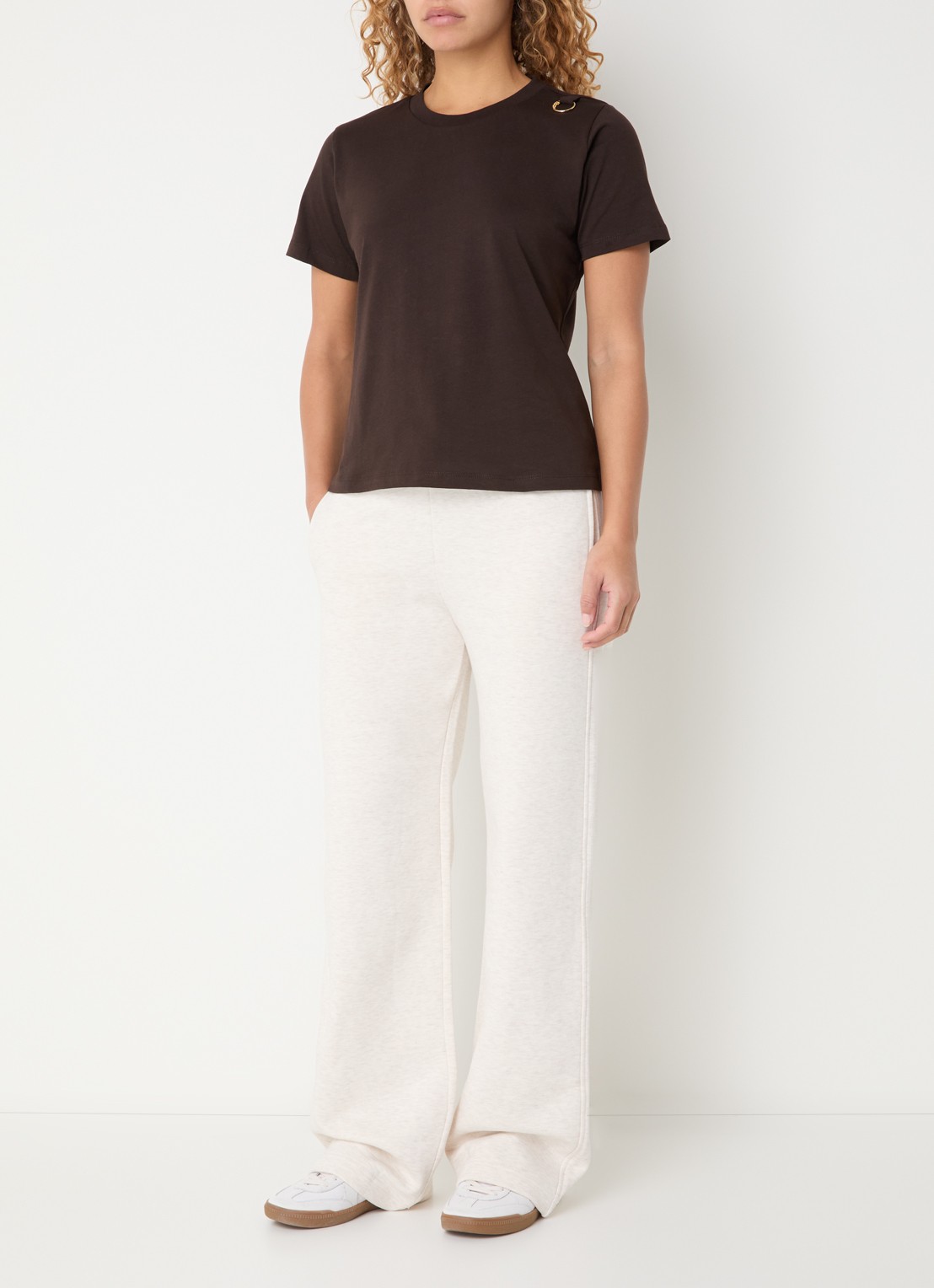 NIKKIE Logo Ring T-shirt met ronde hals - voorkant 2 bruin