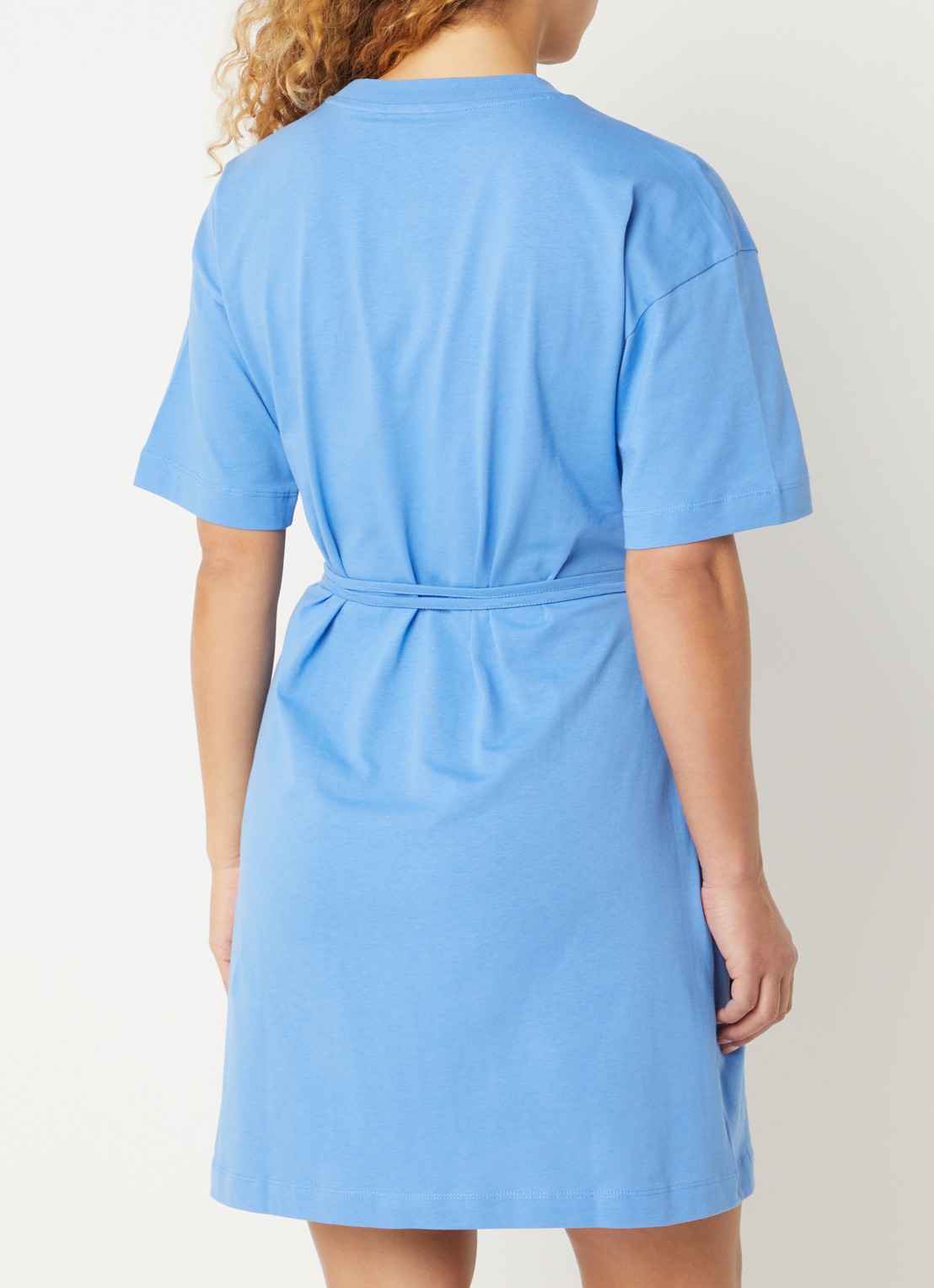 NIKKIE Mini jurk met strikceintuur - achterkant 4 blauw