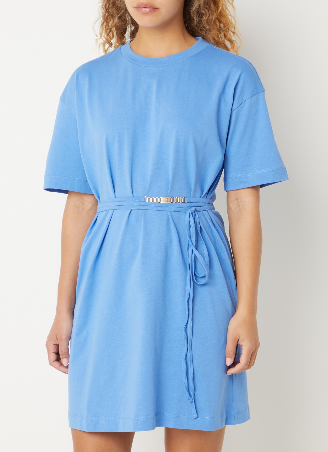 NIKKIE Mini jurk met strikceintuur - detail 3 blauw