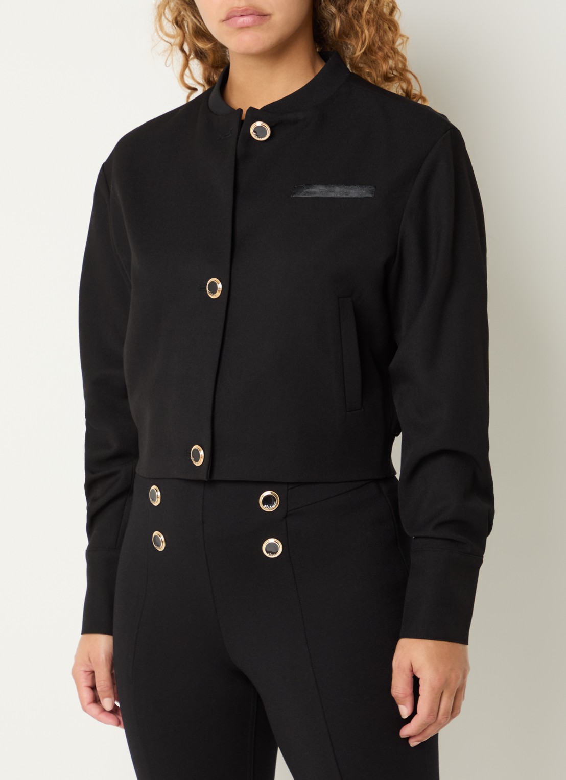 NIKKIE Oakland cropped bomberjack met steekzakken - detail 2 zwart