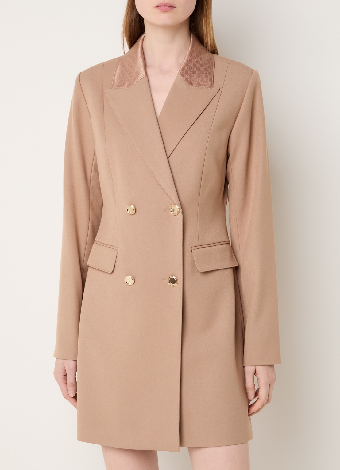 NIKKIE Oakland mini blazerjurk met schoudervulling en details van satijn - detail camel